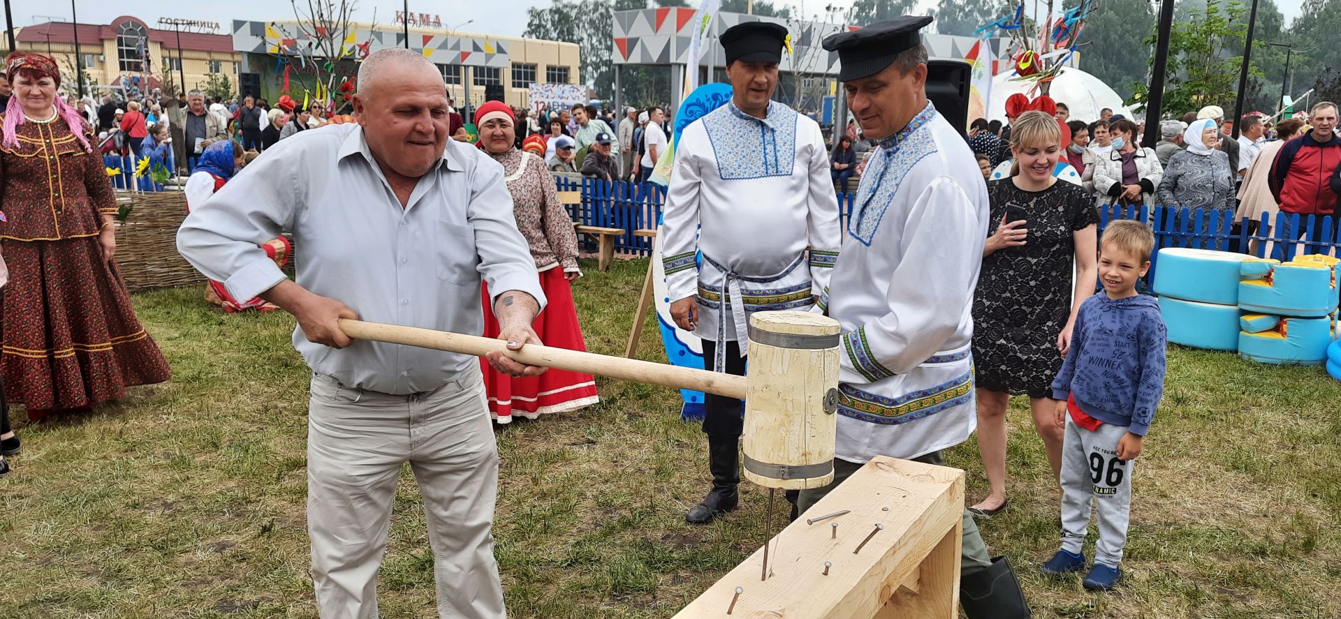 Бой с мешками, состязания в силе и ловкости, бег с препятствиями:  на Сабантуе чистопольцы активно принимали участие в народных играх