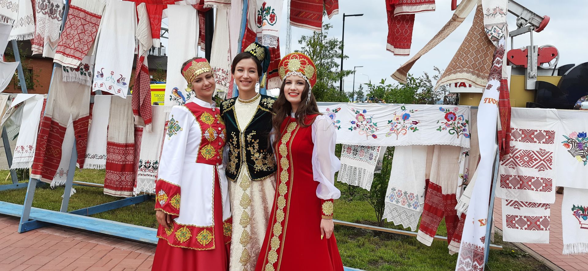 Бой с мешками, состязания в силе и ловкости, бег с препятствиями:  на Сабантуе чистопольцы активно принимали участие в народных играх