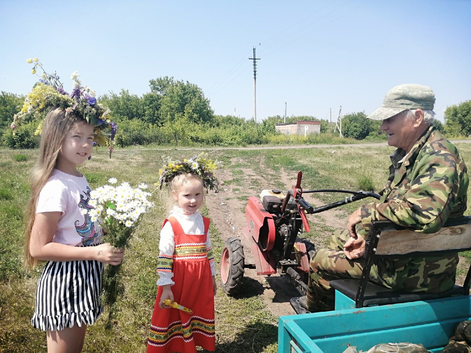 Дети из Чистопольского района поздравляли односельчан с Троицей