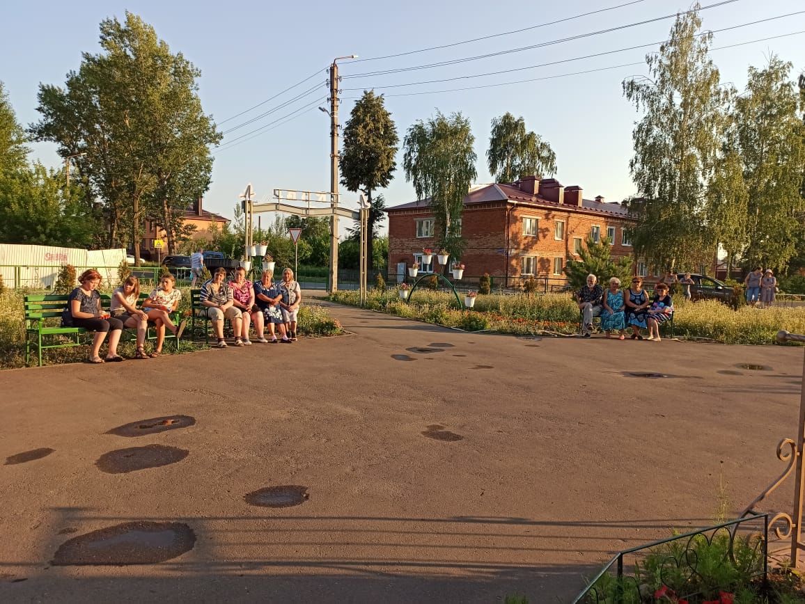 В сквере Любви и согласия в Чистополе звучали песни военных лет (фоторепортаж)