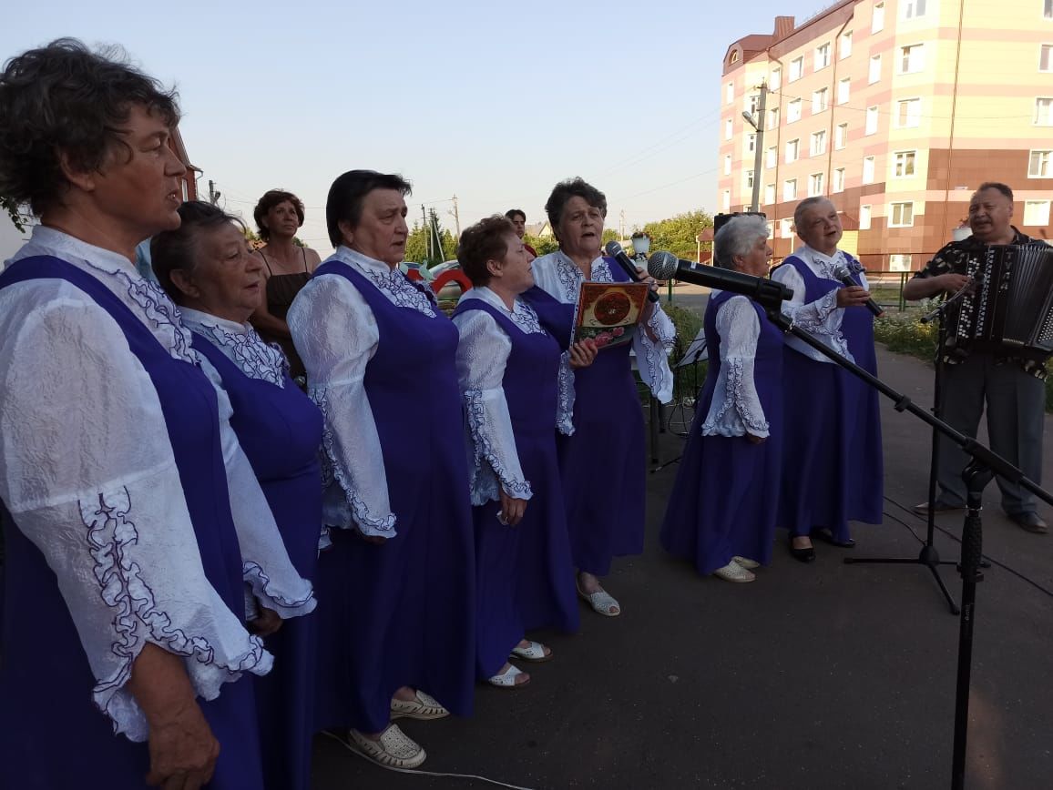 В сквере Любви и согласия в Чистополе звучали песни военных лет (фоторепортаж)