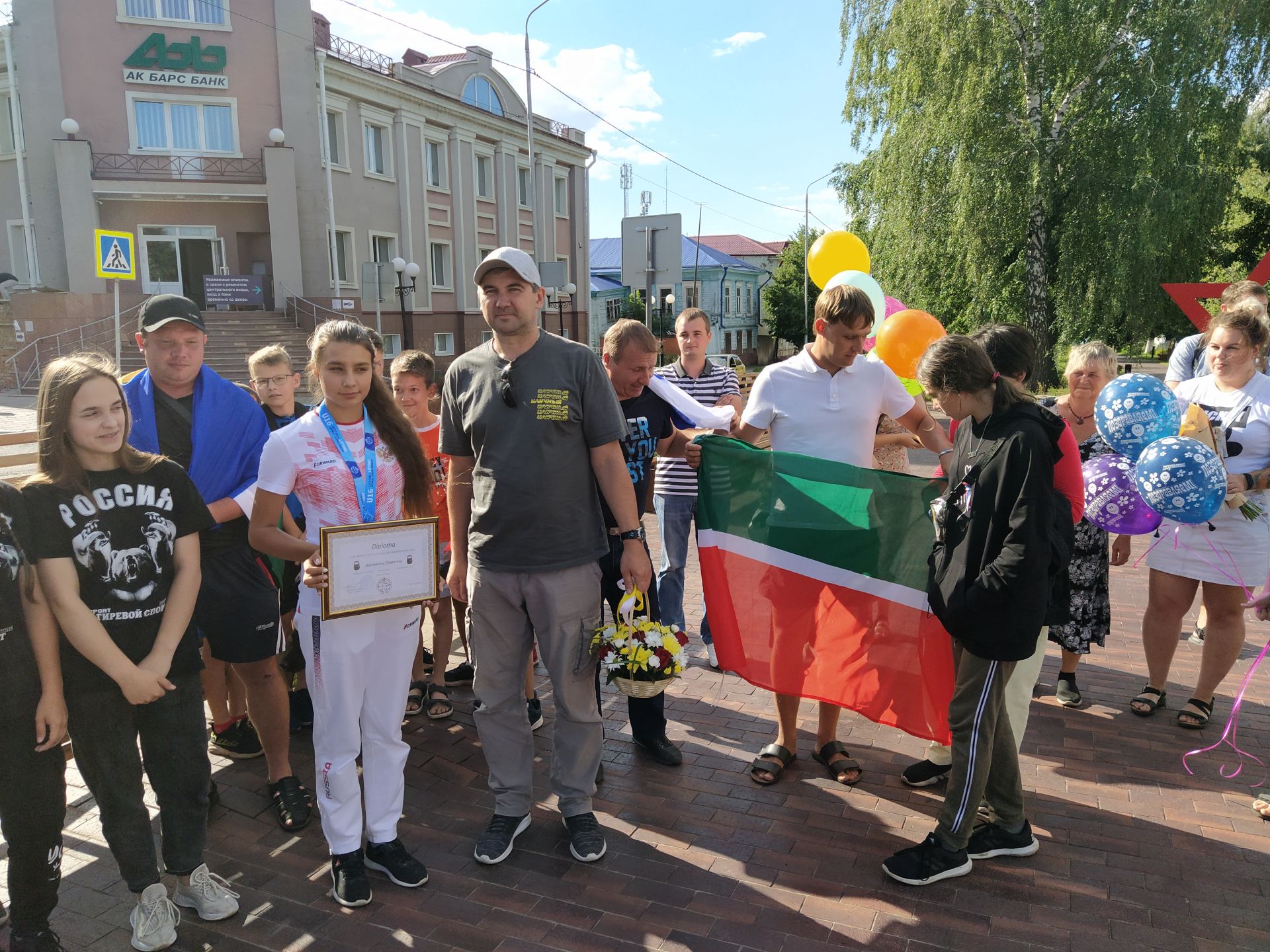 В Чистополе торжественно встретили чемпионку мира по гиревому спорту Екатерину Бурмакину