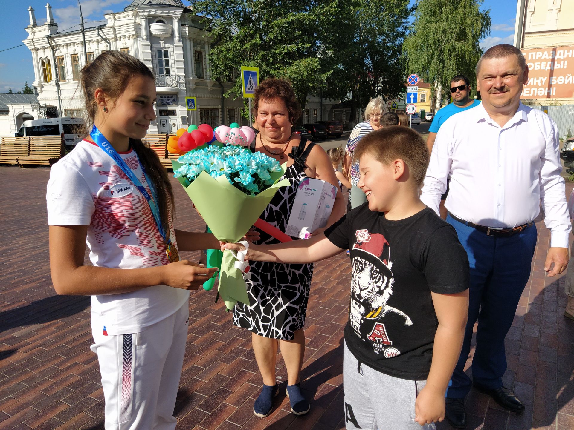 В Чистополе торжественно встретили чемпионку мира по гиревому спорту Екатерину Бурмакину