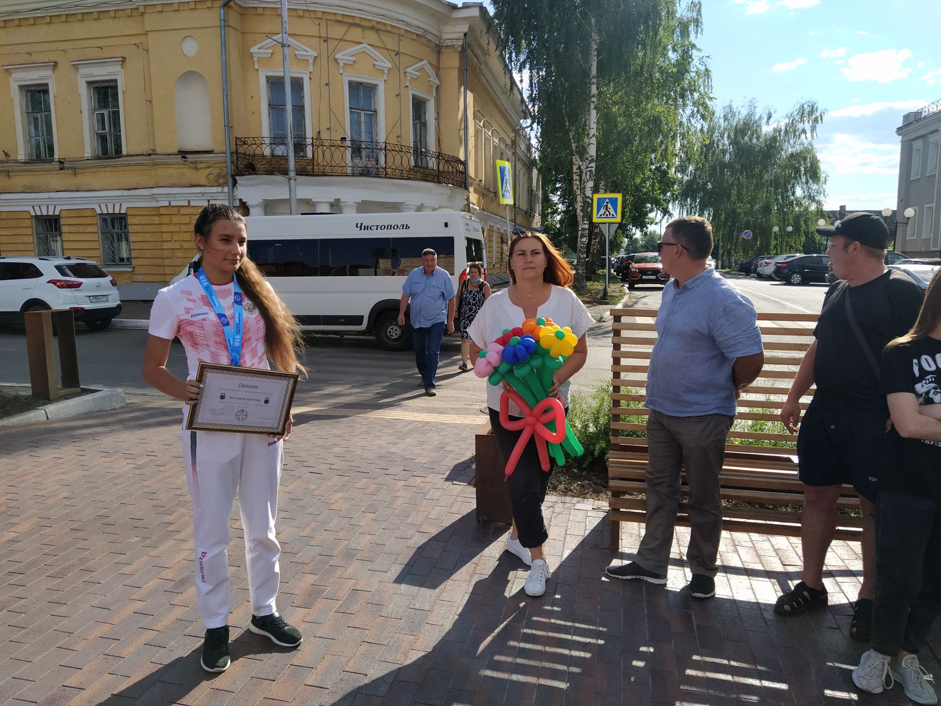 В Чистополе торжественно встретили чемпионку мира по гиревому спорту Екатерину Бурмакину