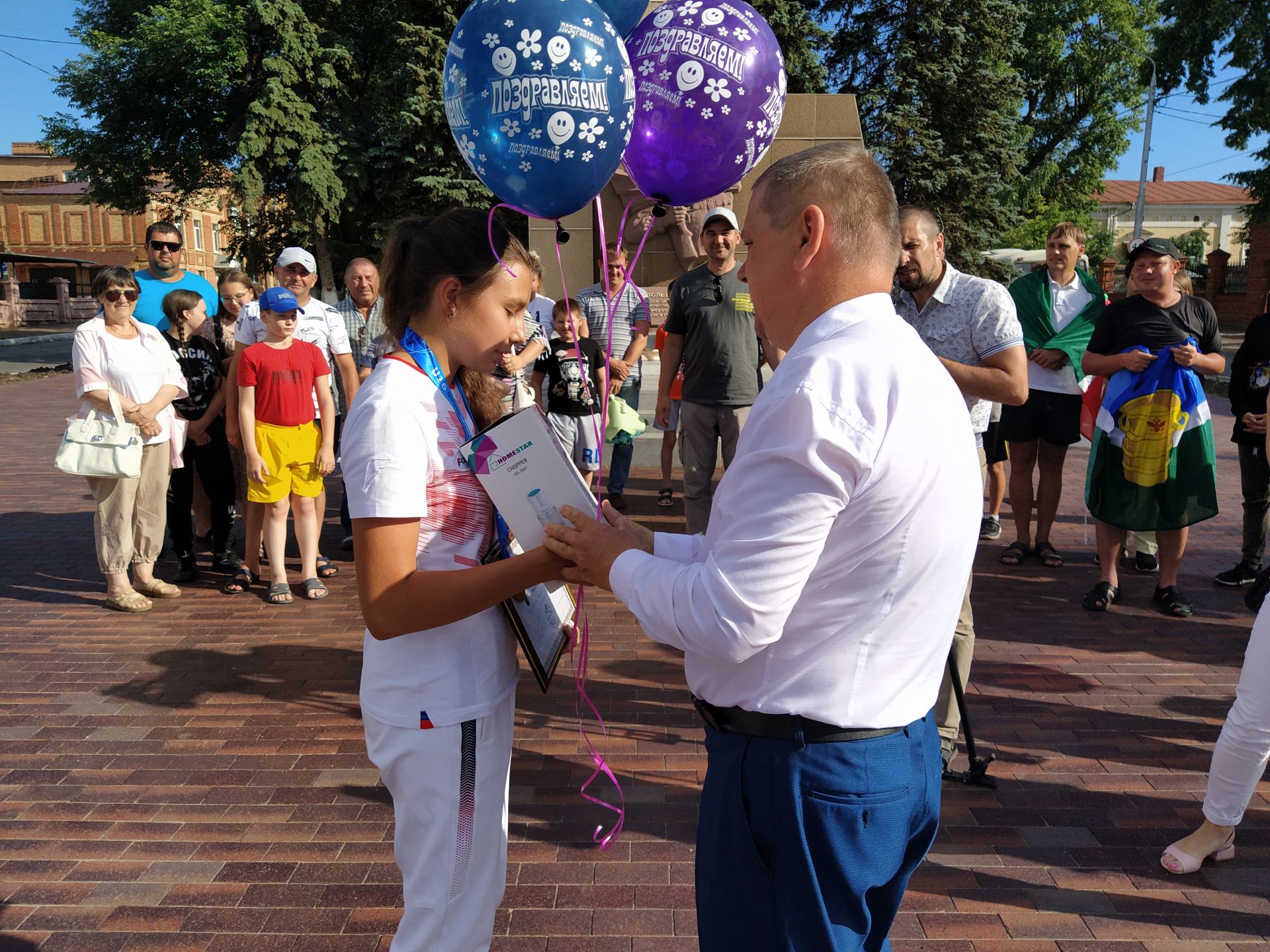 В Чистополе торжественно встретили чемпионку мира по гиревому спорту Екатерину Бурмакину