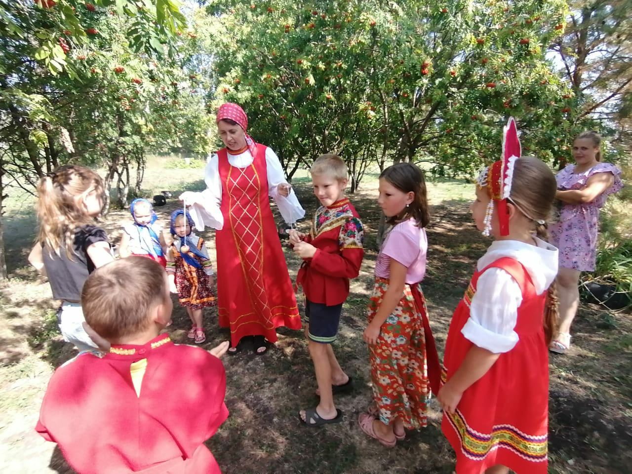 «Яблочные веселинки»: в чистопольском селе для детей устроили игры и забавы