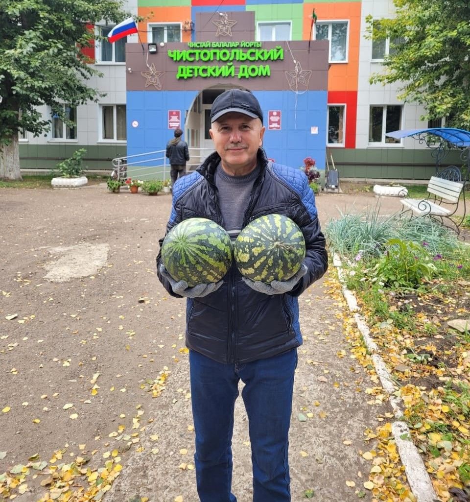 Представители Чистопольского благочиния передали угощения воспитанникам детского дома