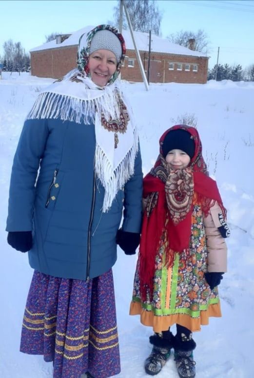 Ряженые жители одного из сел Чистопольского района поздравляли прохожих и водили хороводы