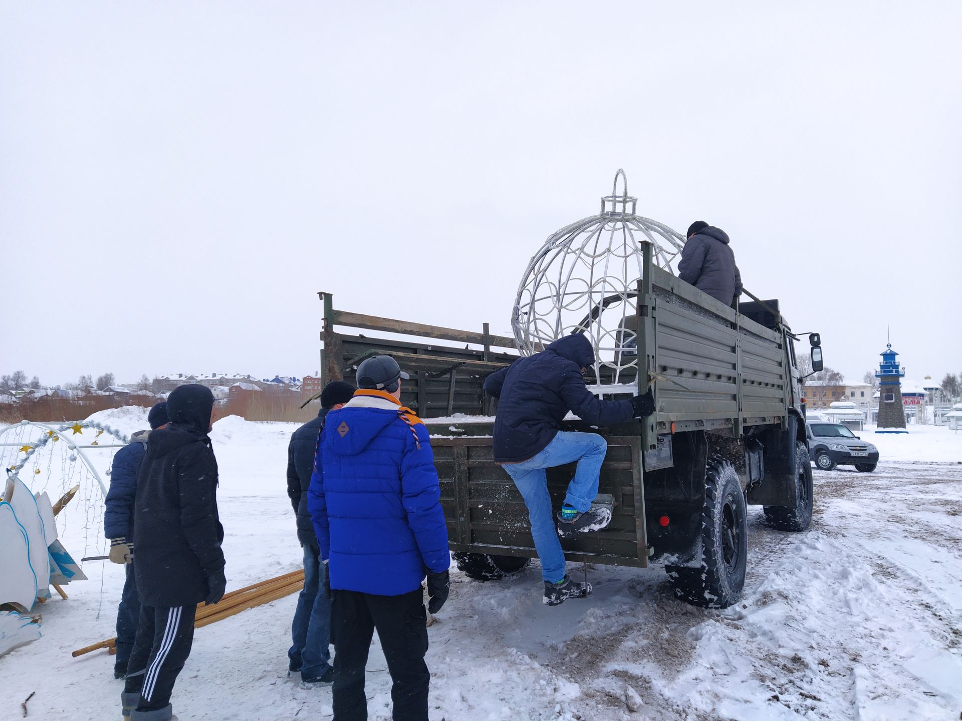 В Чистополе идет подготовка проруби к крещенским купаниям