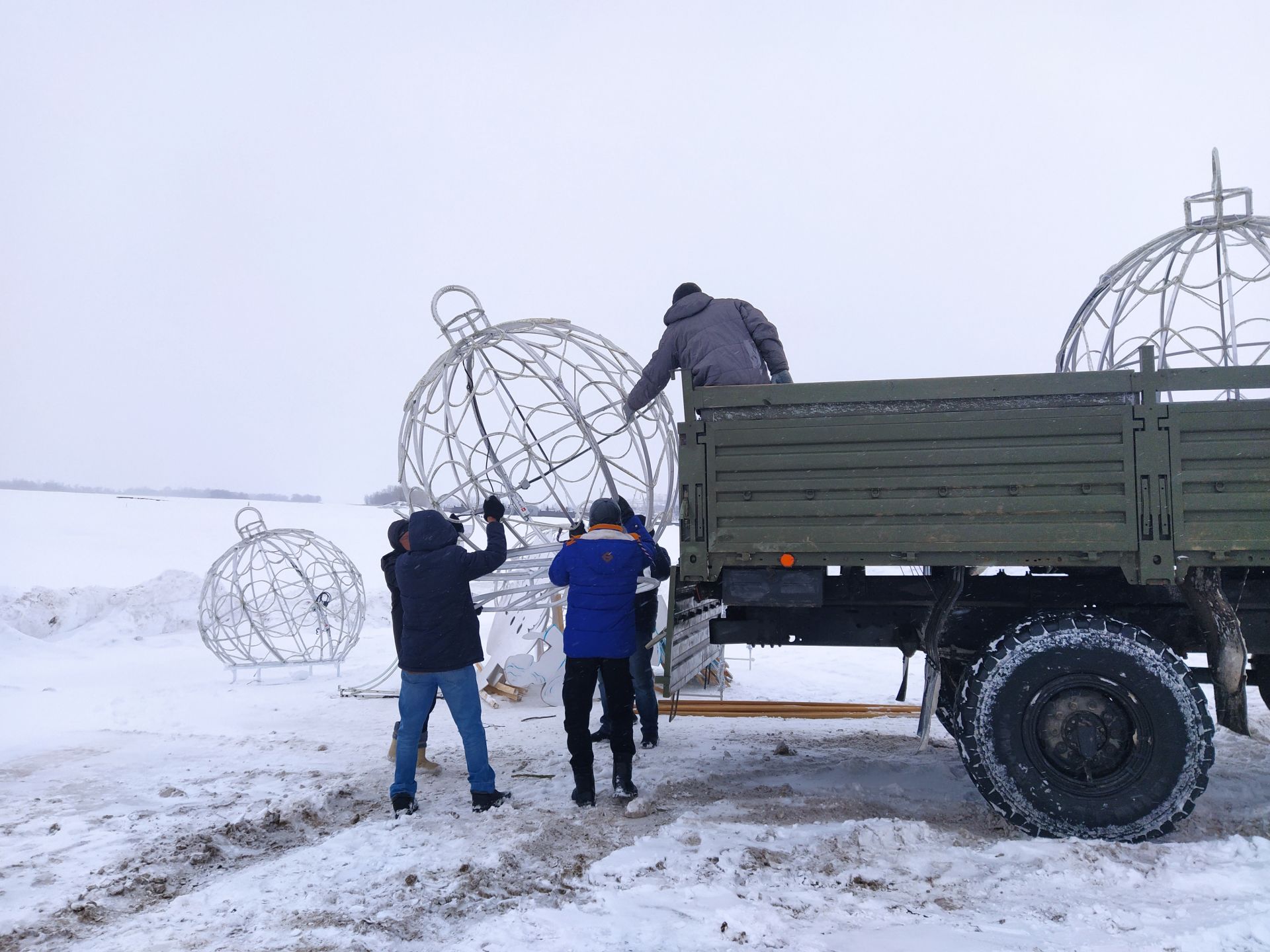 В Чистополе идет подготовка проруби к крещенским купаниям