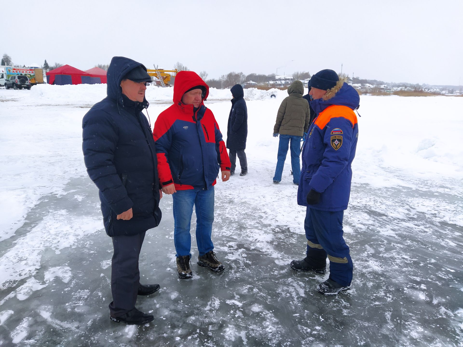 В Чистополе идет подготовка проруби к крещенским купаниям