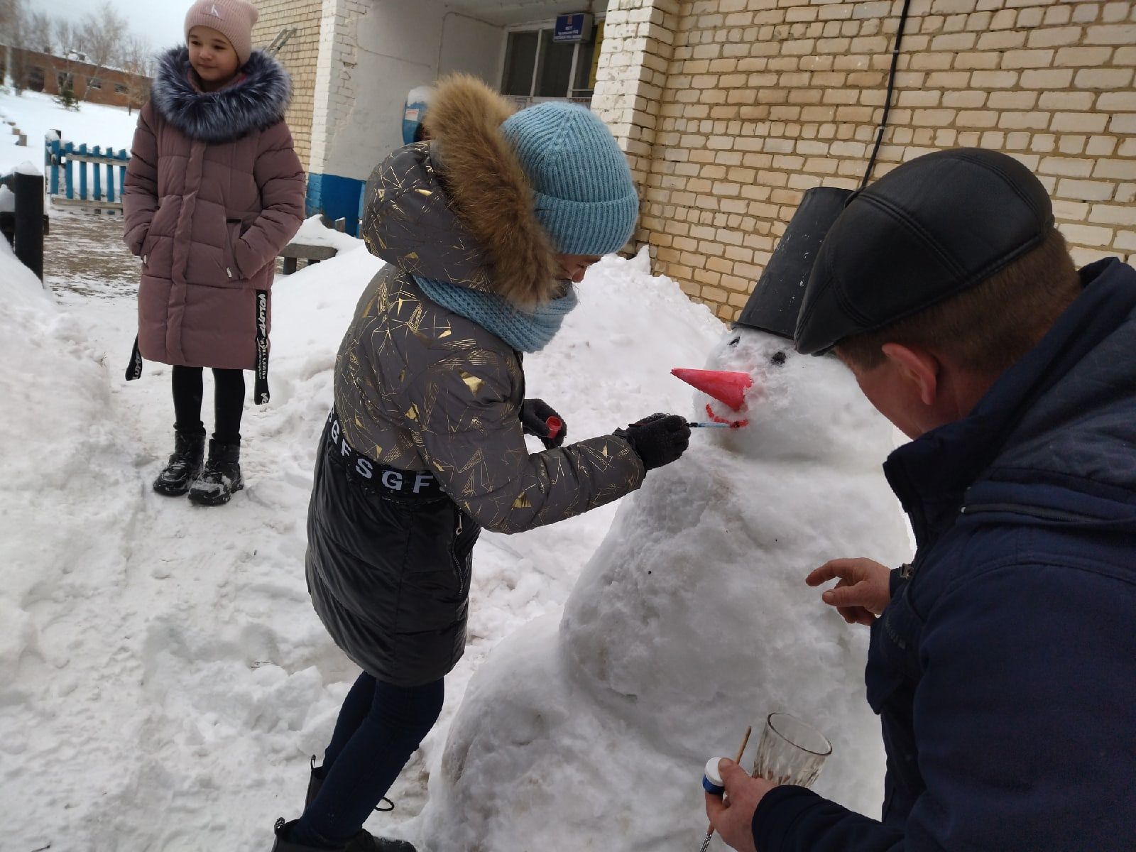 В День снега: в чистопольском селе устроили мастер-класс по лепке снеговика