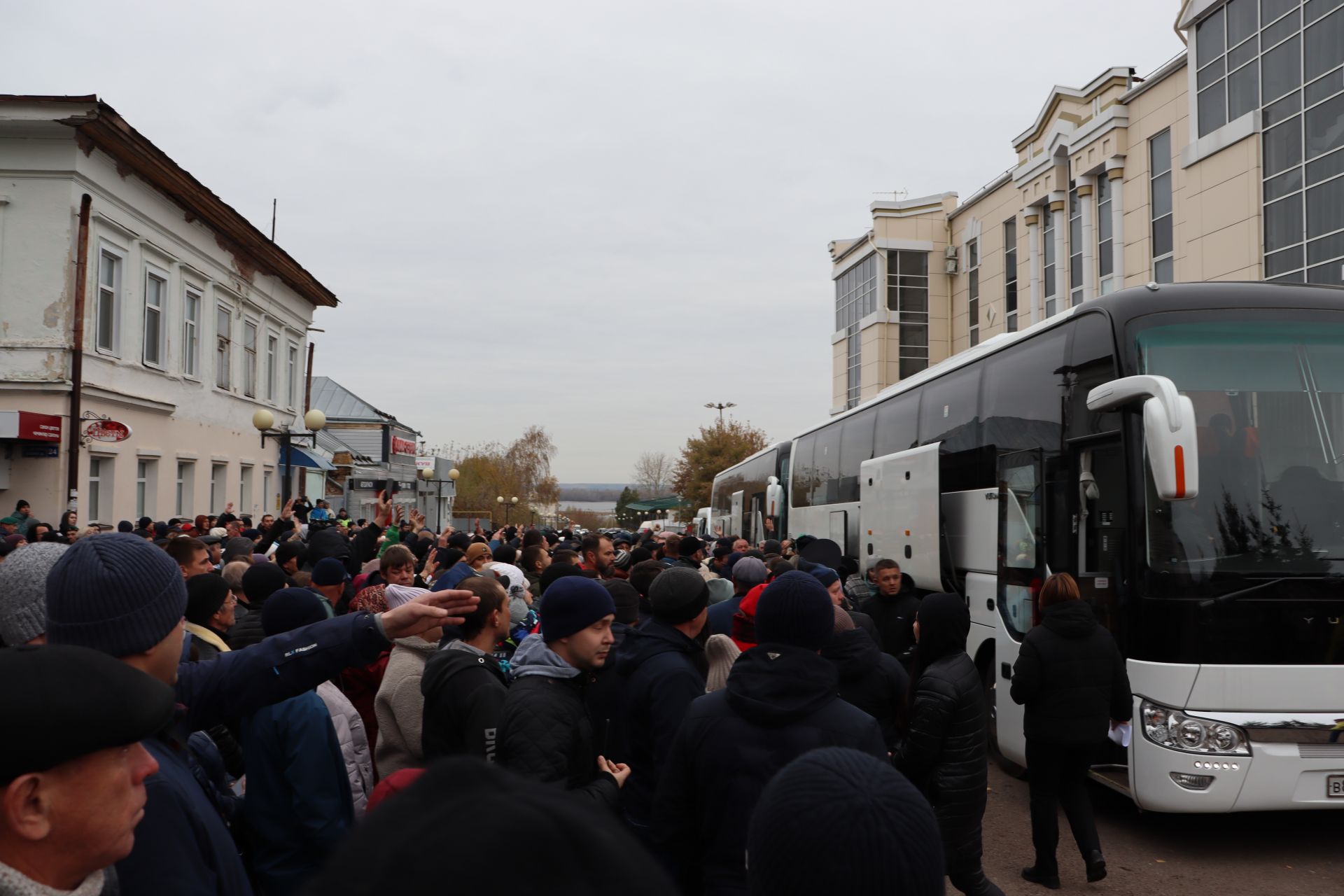 В Чистополе вновь состоялась отправка мобилизованных (ФОТОРЕПОРТАЖ)