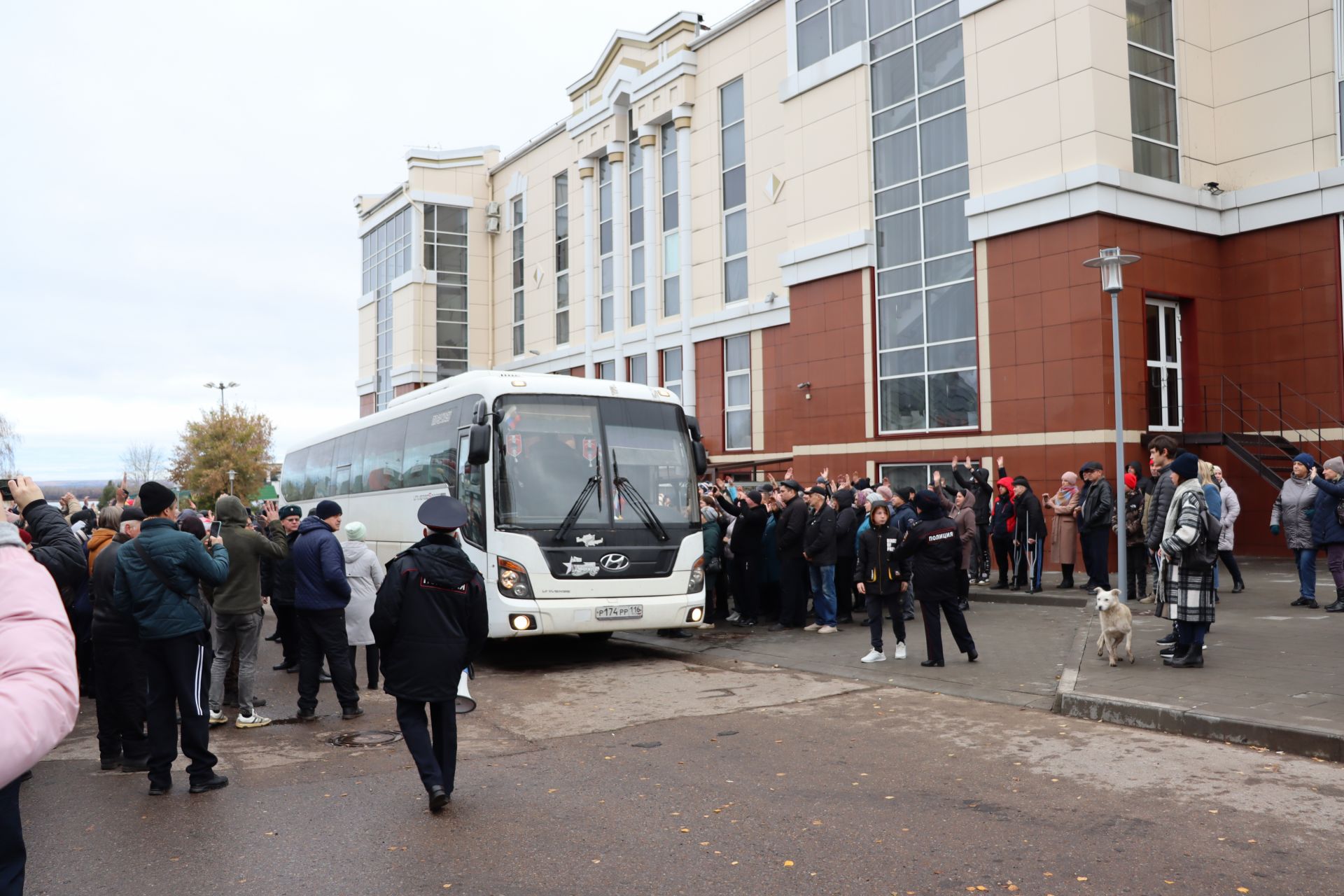 «Мама, я вернусь!»: в Чистополе состоялась очередная отправка мобилизованных граждан