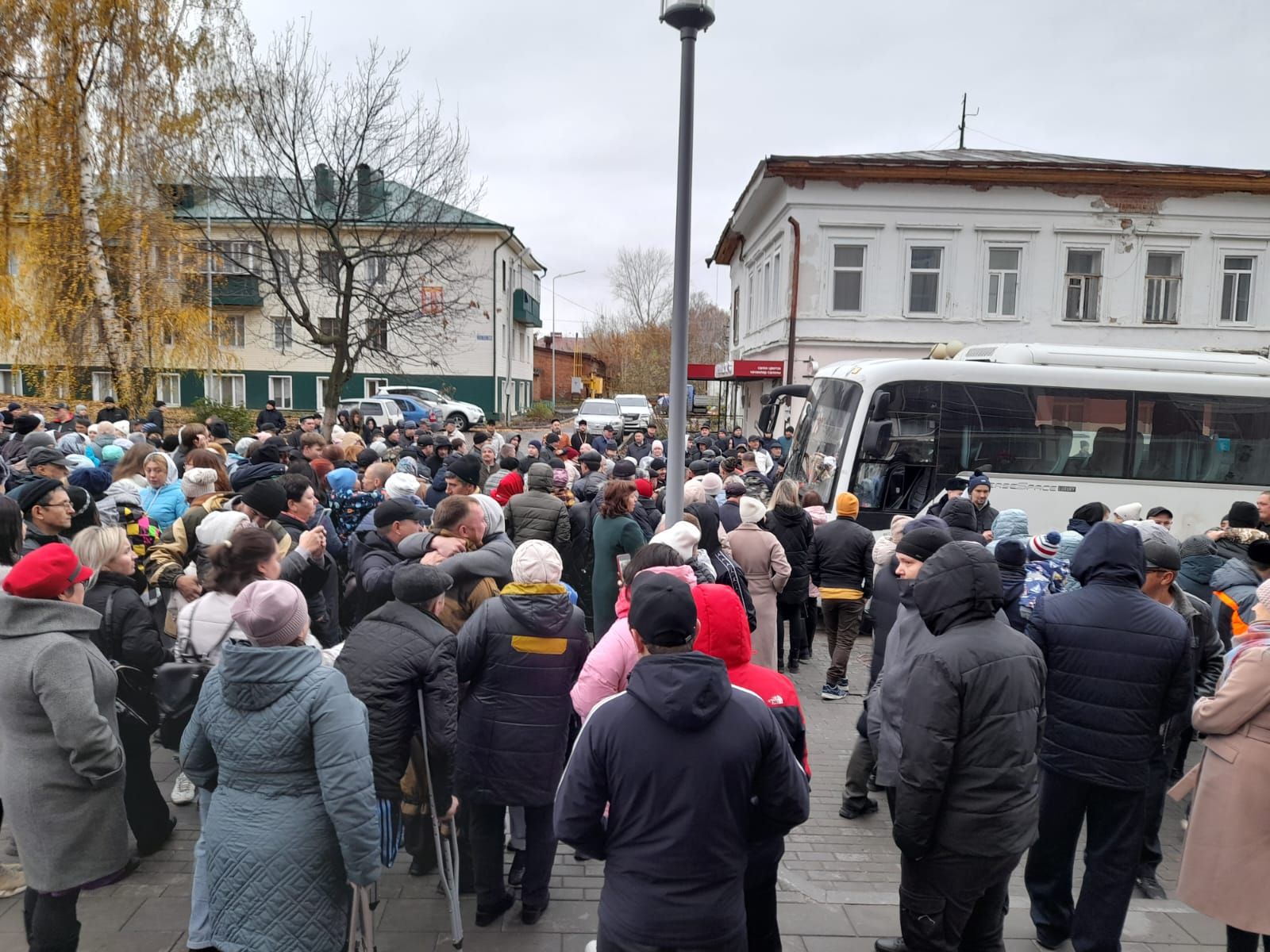 «Мама, я вернусь!»: в Чистополе состоялась очередная отправка мобилизованных граждан