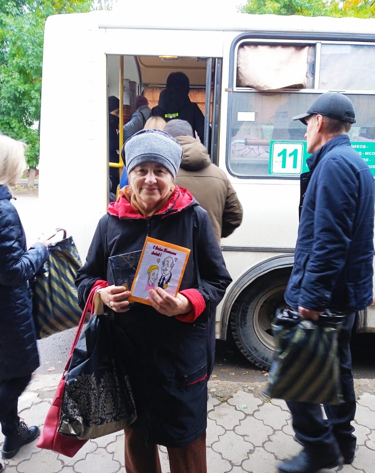 В День добра и уважения чистопольская молодежь поздравляла прохожих пожилых с праздником