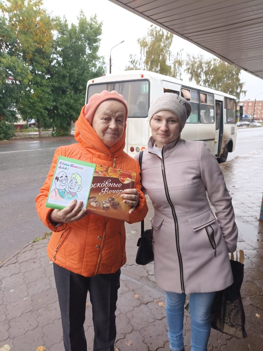 В День добра и уважения чистопольская молодежь поздравляла прохожих пожилых с праздником