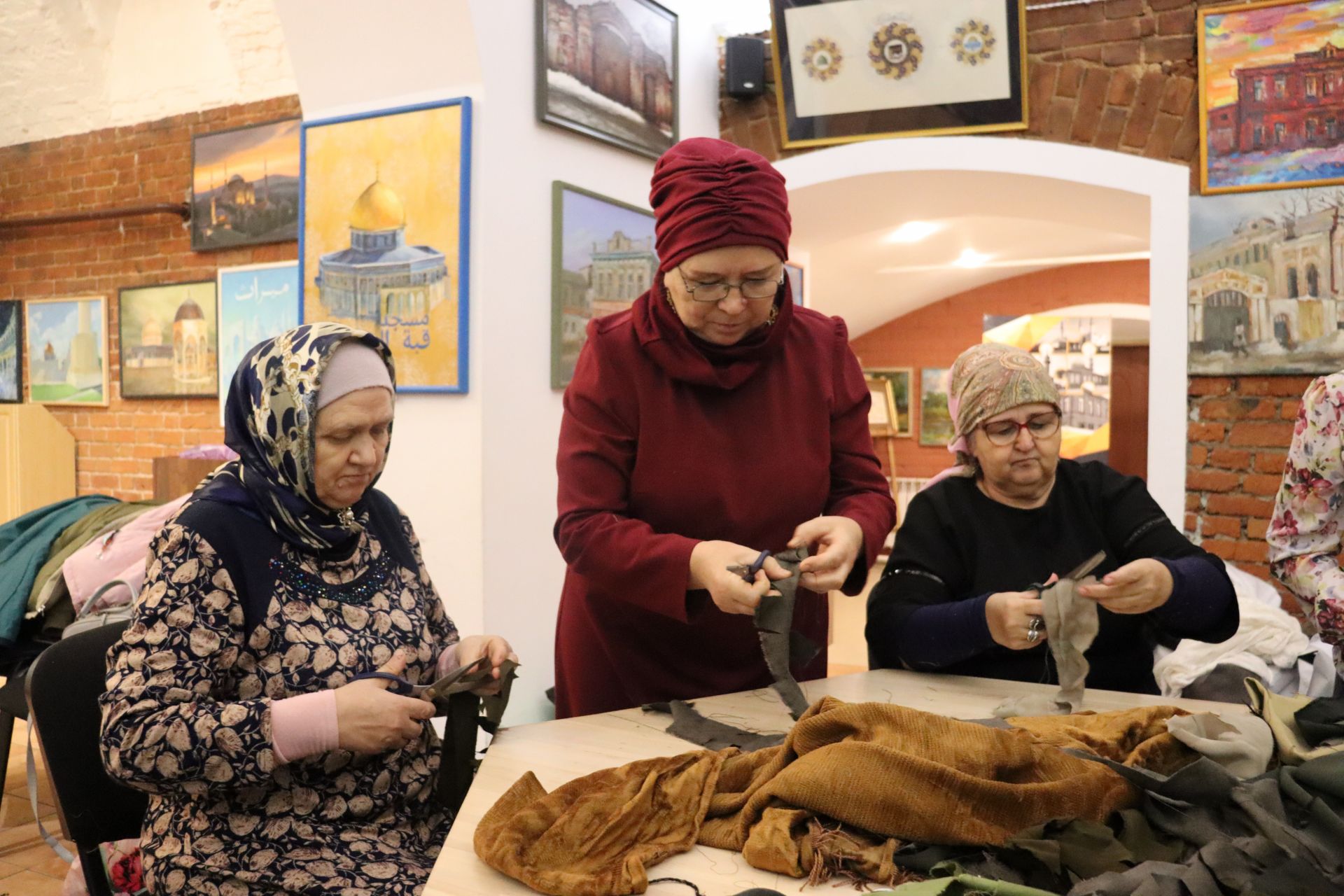 В Исламском центре продолжают плести маскировочные сети для бойцов СВО