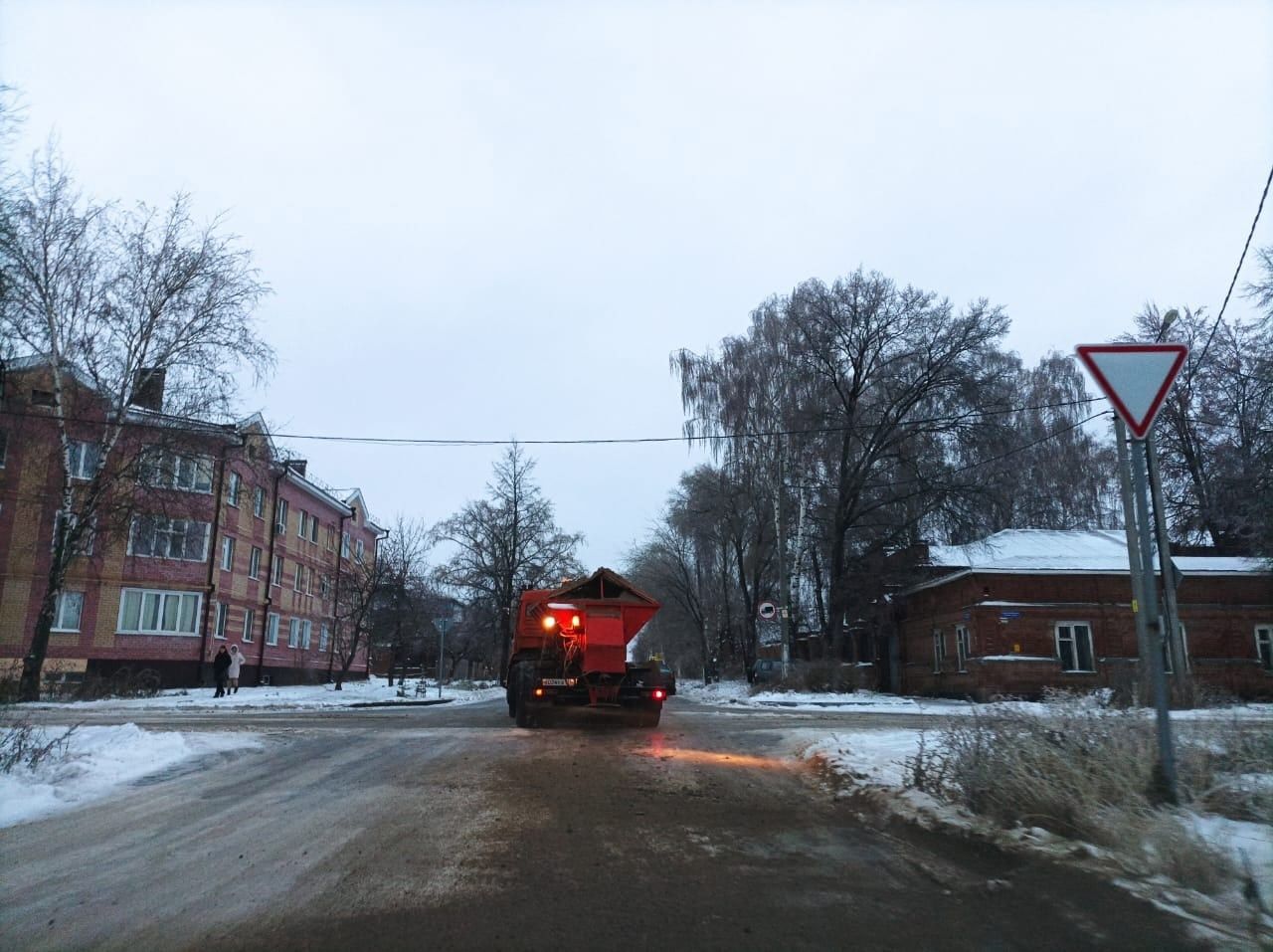 На улицах Чистополя выполняются работы по подсыпке песко-соляной смеси