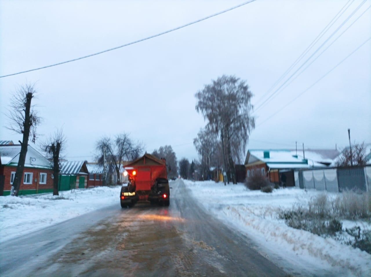 На улицах Чистополя выполняются работы по подсыпке песко-соляной смеси