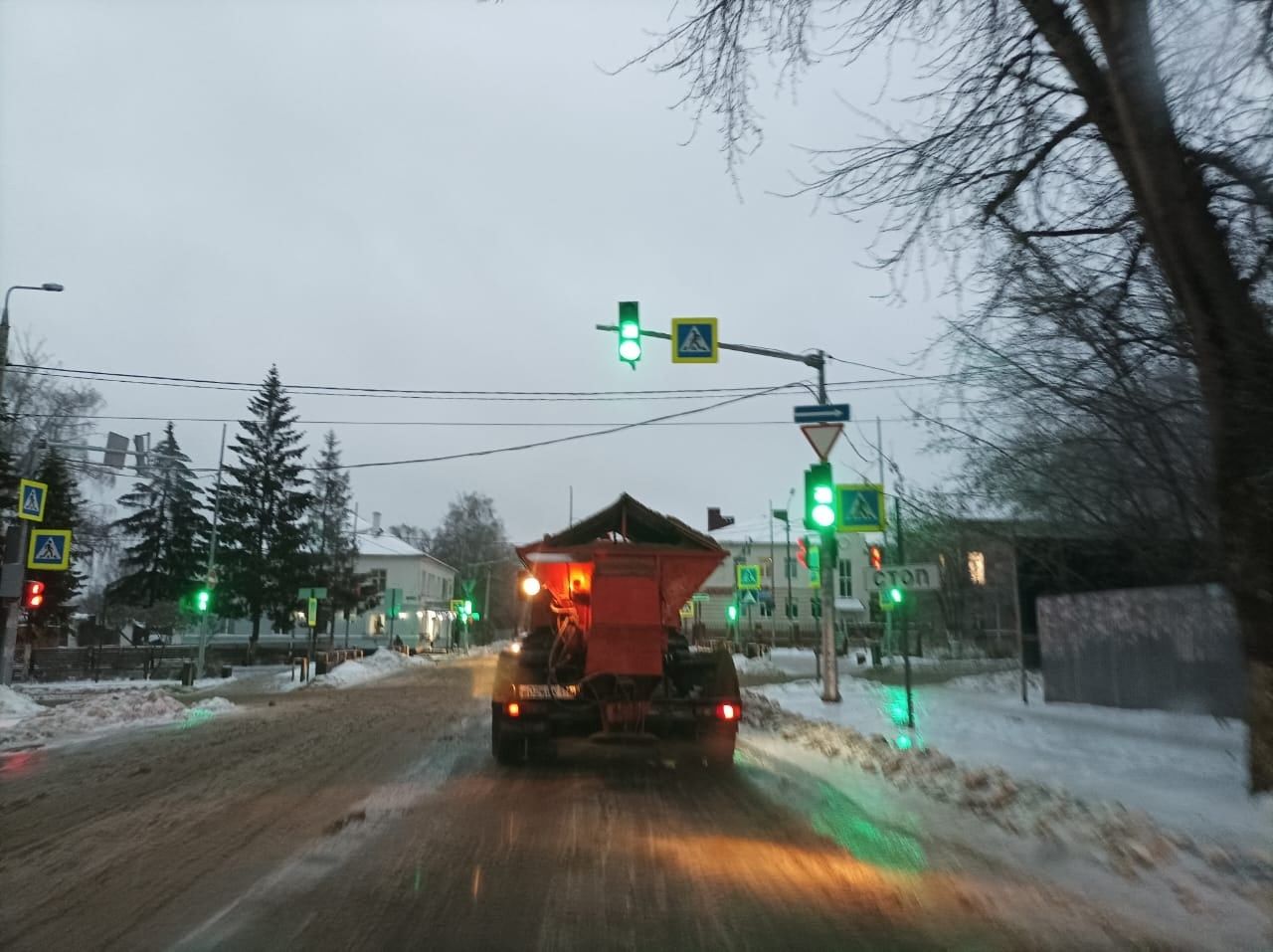 На улицах Чистополя выполняются работы по подсыпке песко-соляной смеси