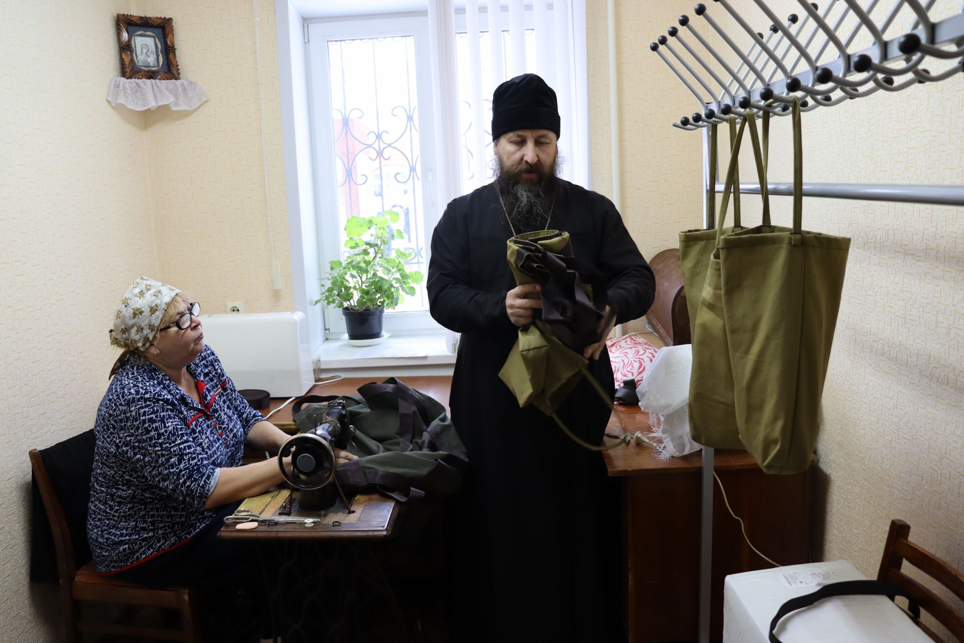 В Чистопольской епархии организовали работу по пошиву тактических носилок