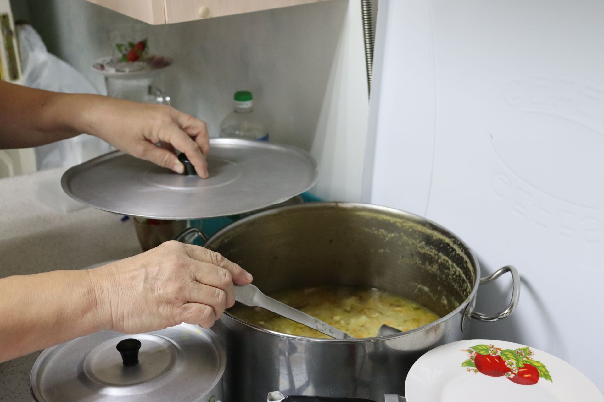 В социальной столовой при чистопольском храме организовали горячее питание для нуждающихся