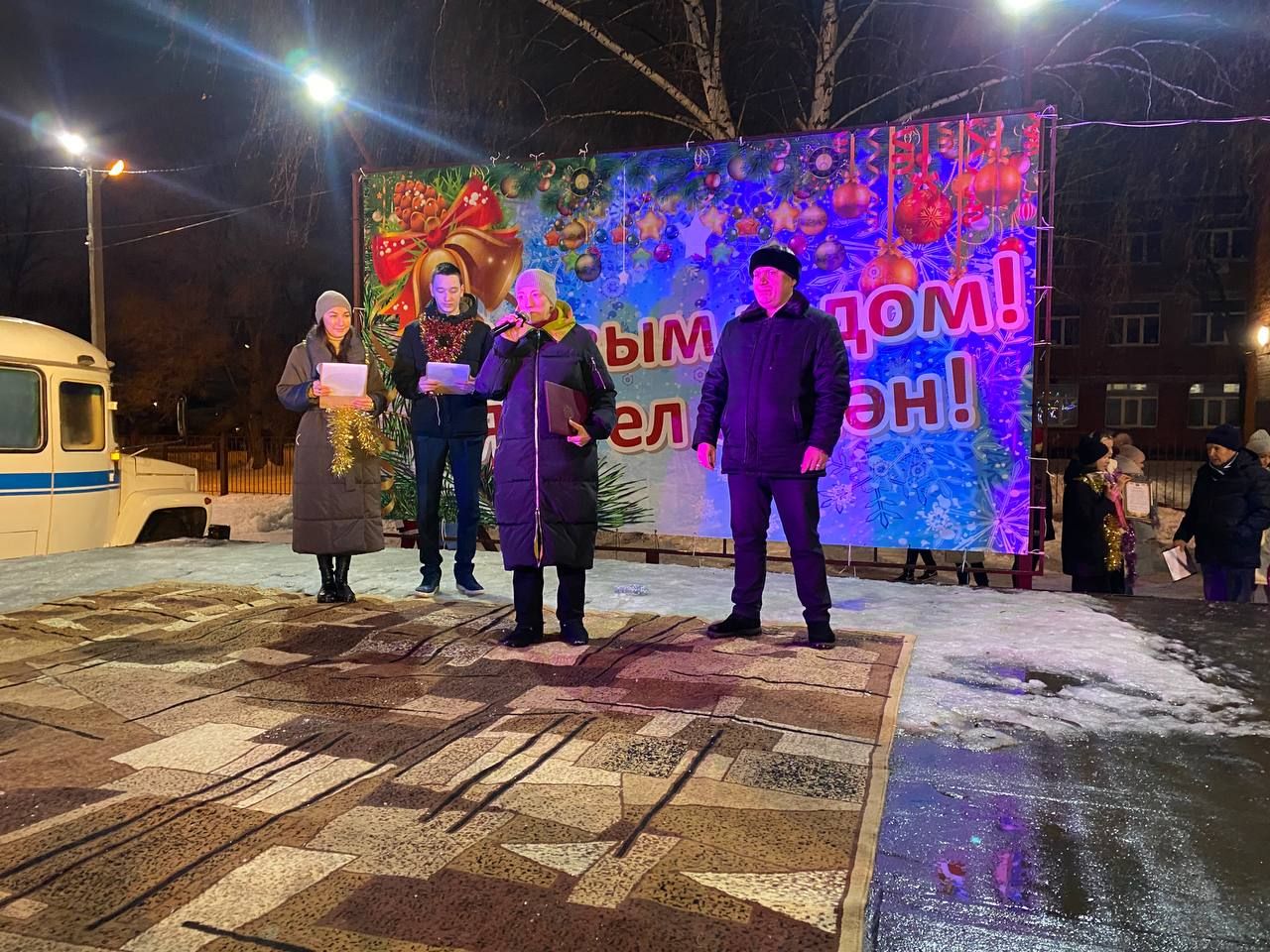 В Чистополе в микрорайоне Мельничной площади торжественно открыли новогоднюю елку