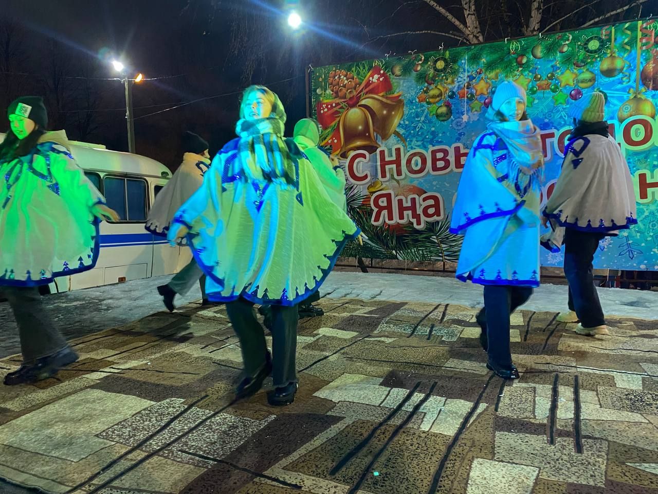 В Чистополе в микрорайоне Мельничной площади торжественно открыли новогоднюю елку