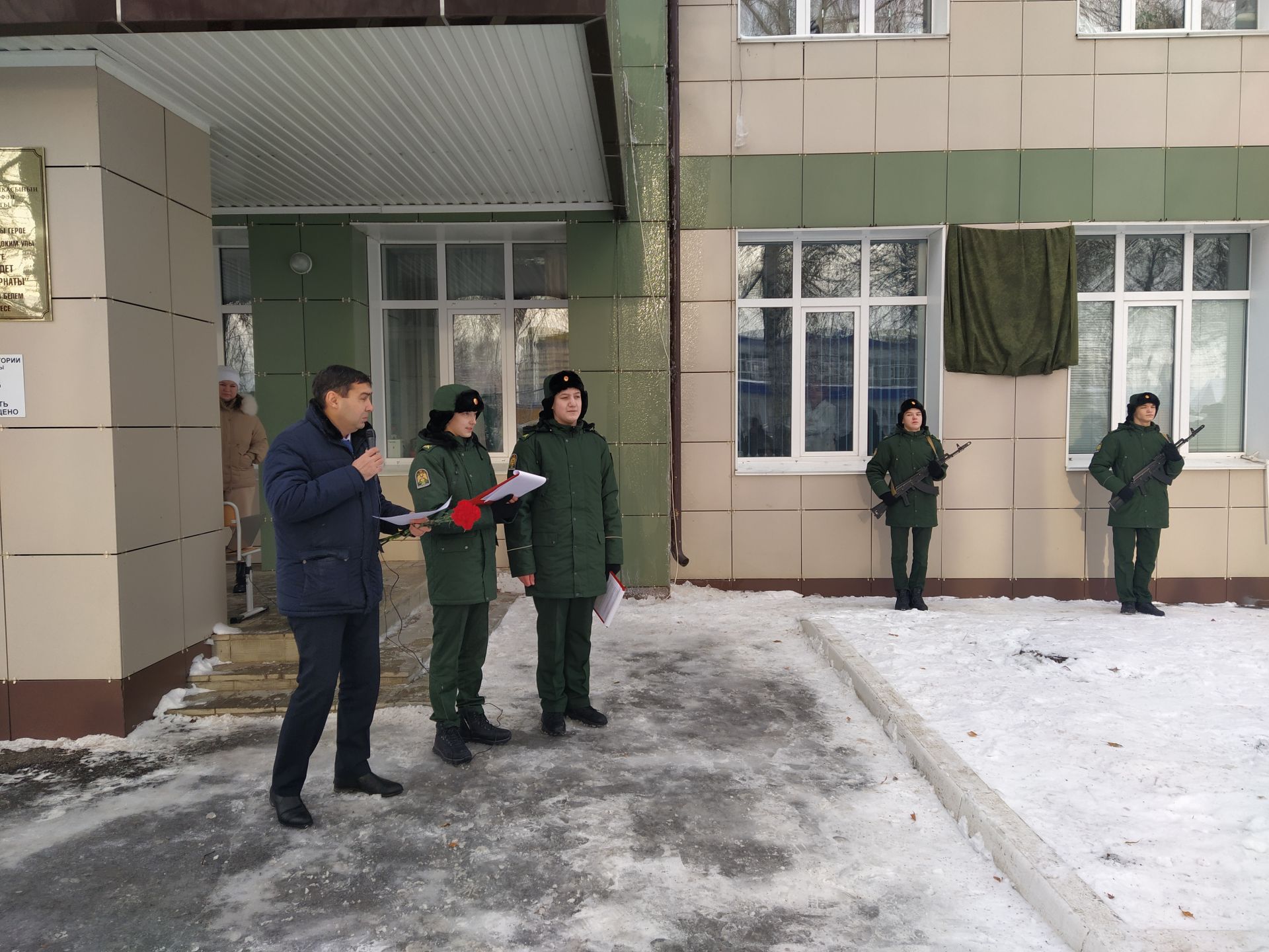 В Чистополе открыли мемориальную доску в память об участнике спецоперации Сергее Тимофеенко