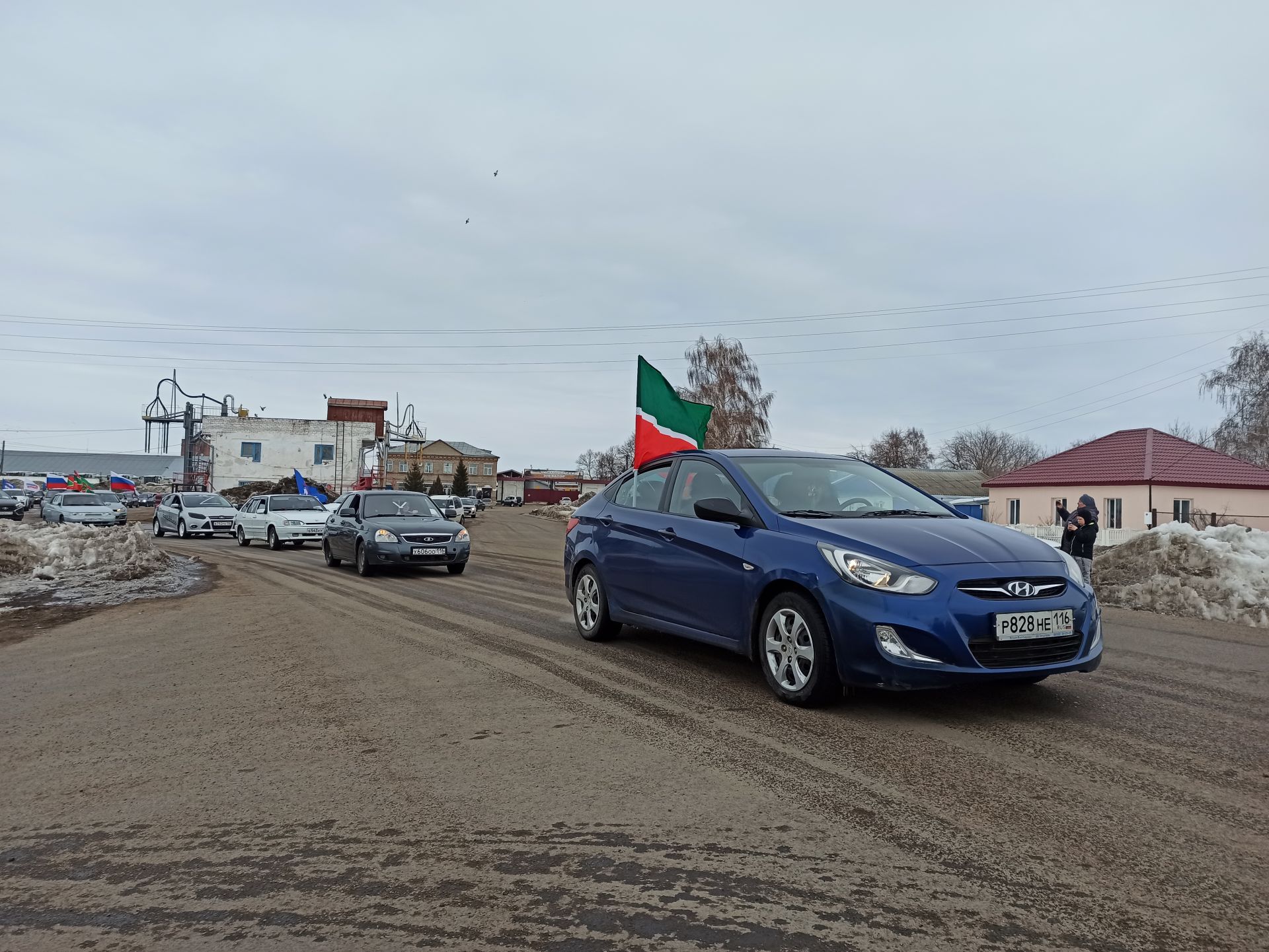 В Чистополе состоялся автопробег в поддержку российских военных (фоторепортаж)