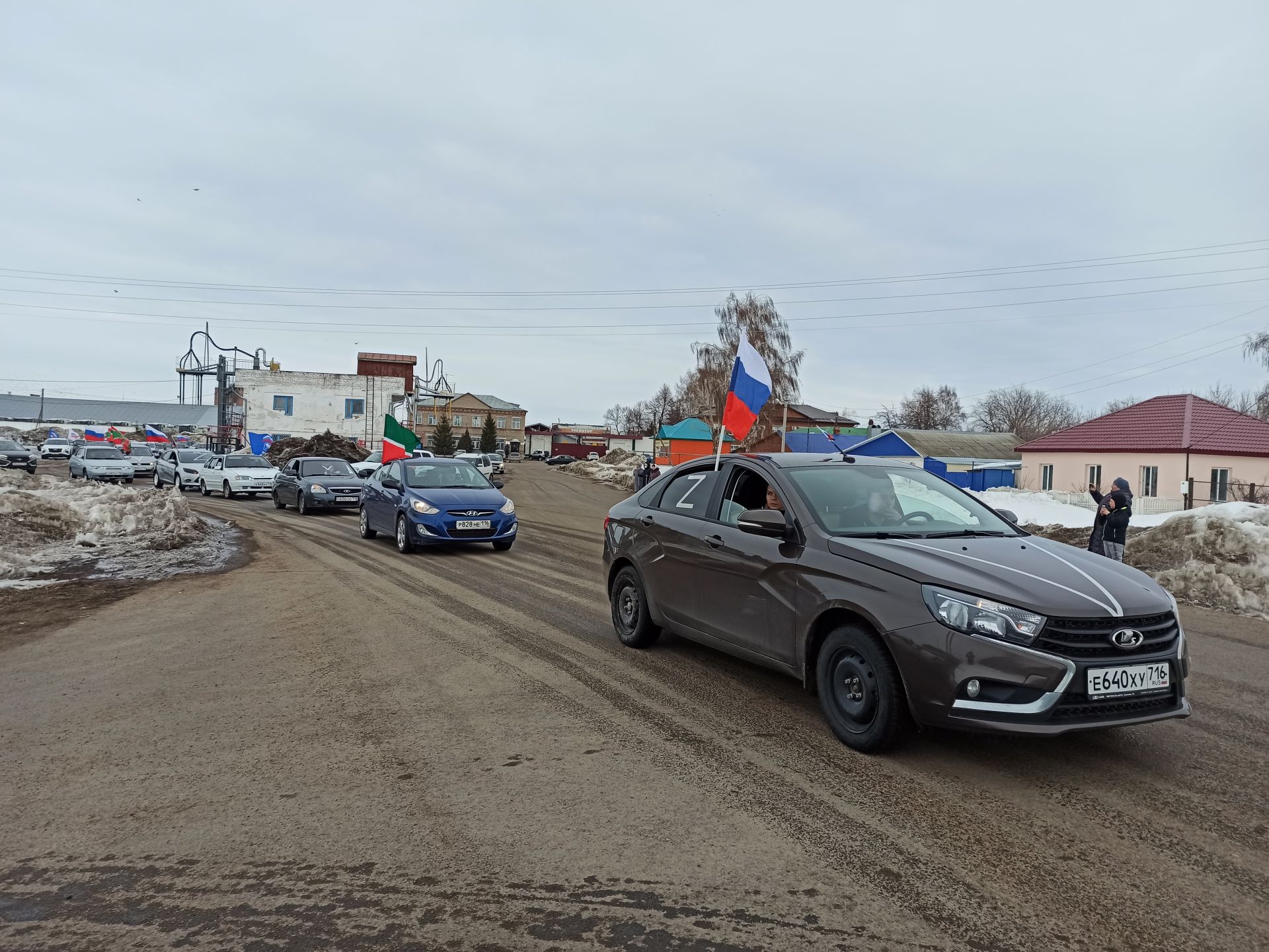 В Чистополе состоялся автопробег в поддержку российских военных (фоторепортаж)