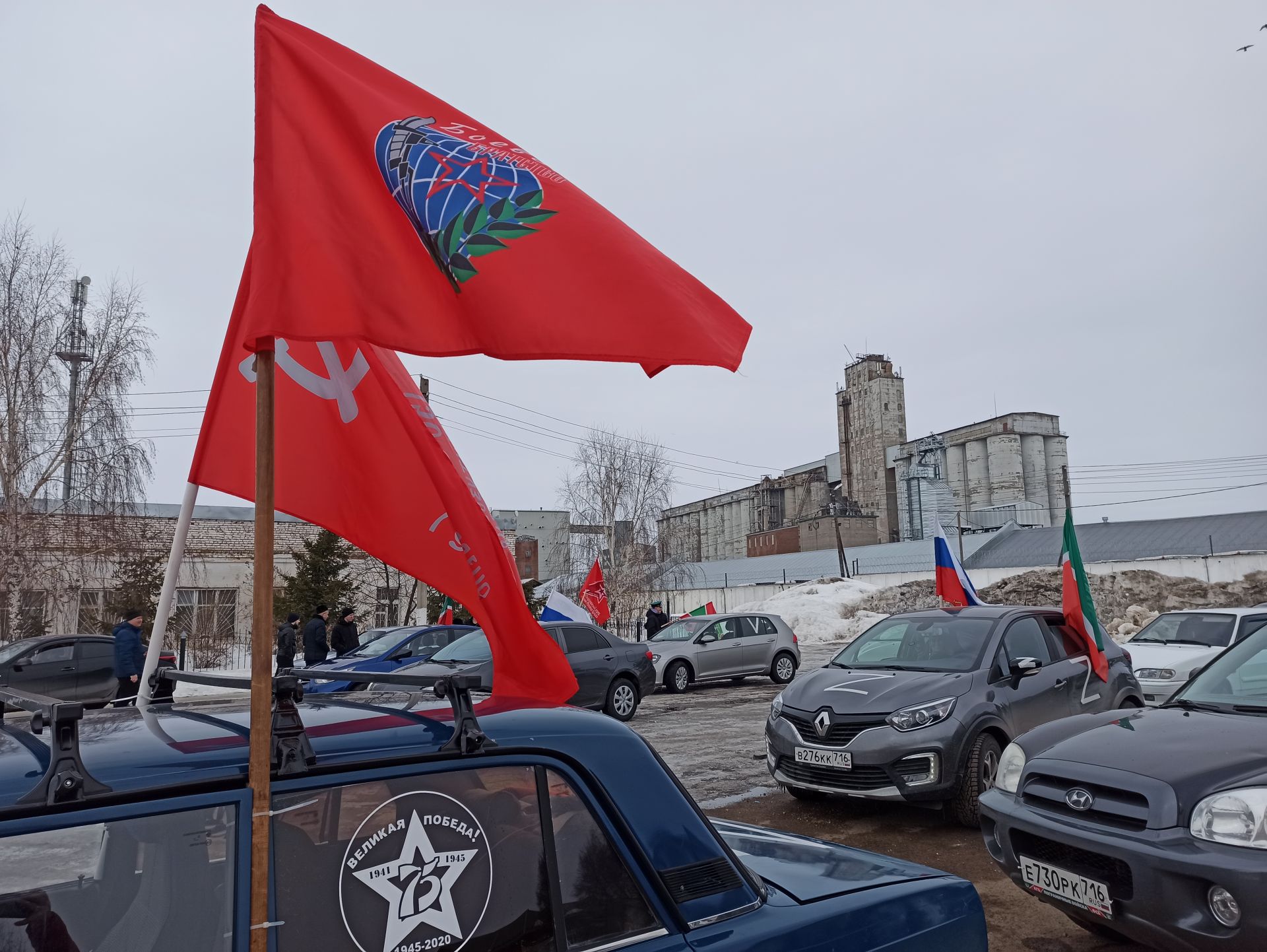 В Чистополе состоялся автопробег в поддержку российских военных (фоторепортаж)