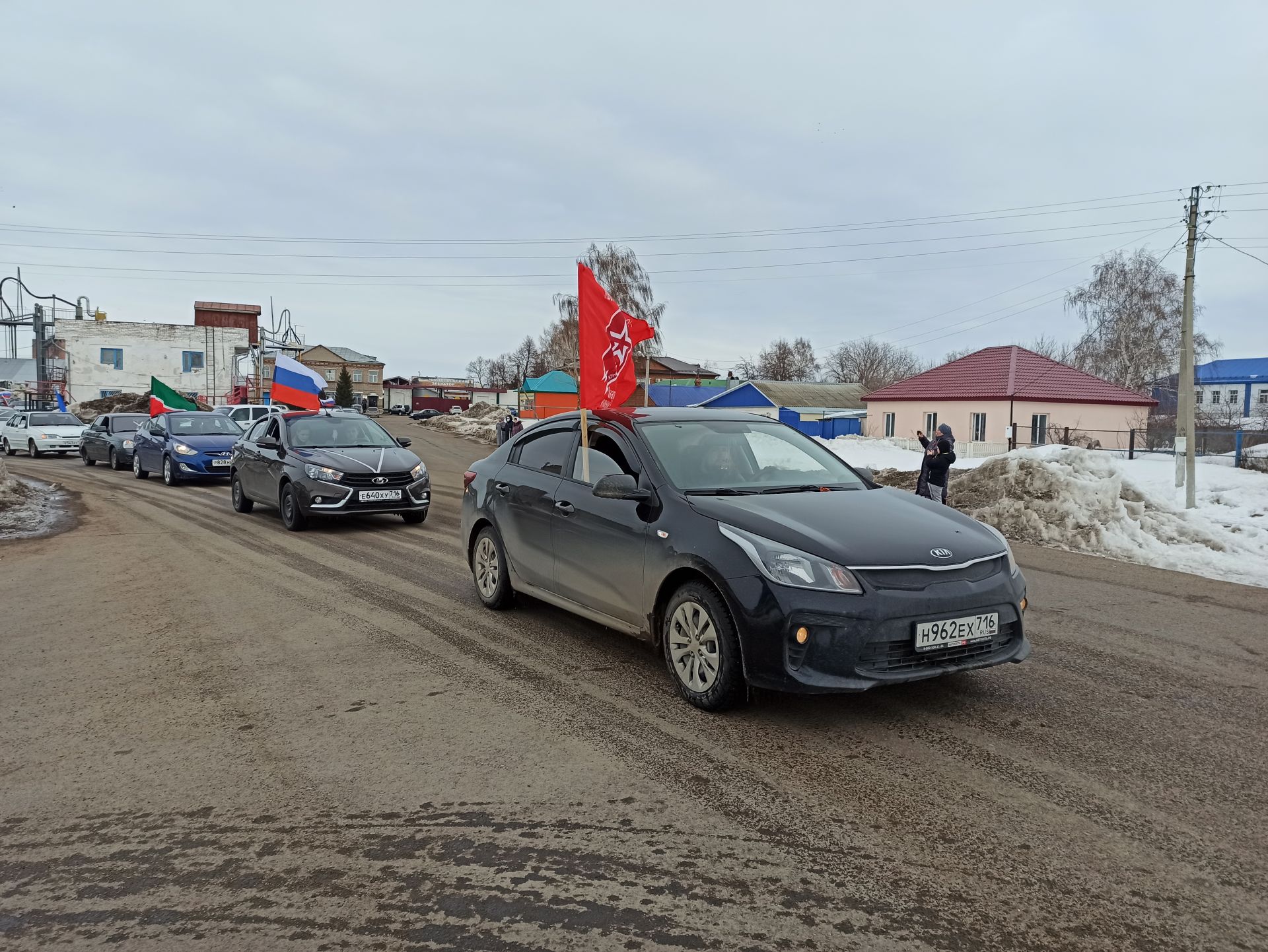 В Чистополе состоялся автопробег в поддержку российских военных (фоторепортаж)