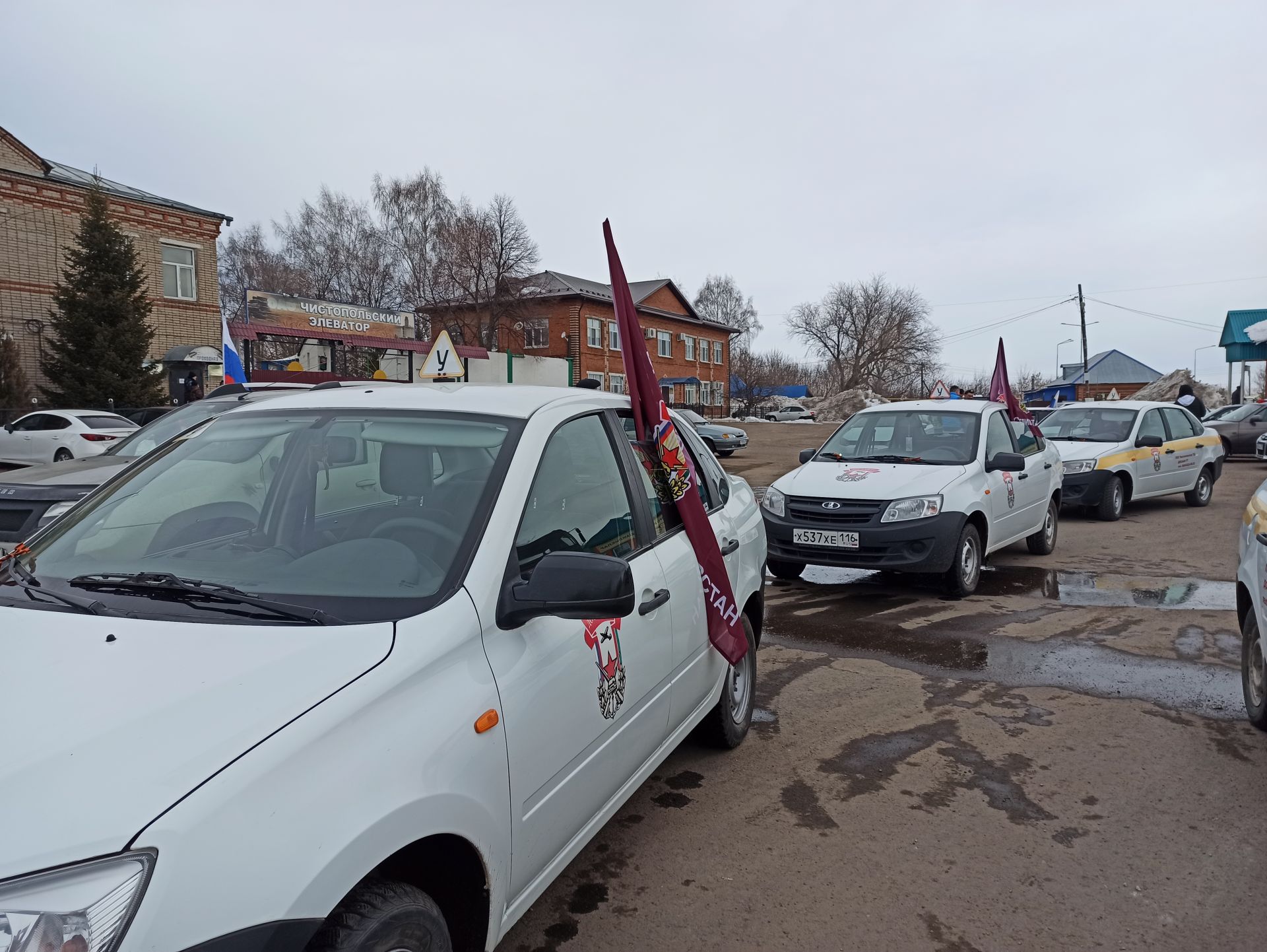 В Чистополе состоялся автопробег в поддержку российских военных (фоторепортаж)