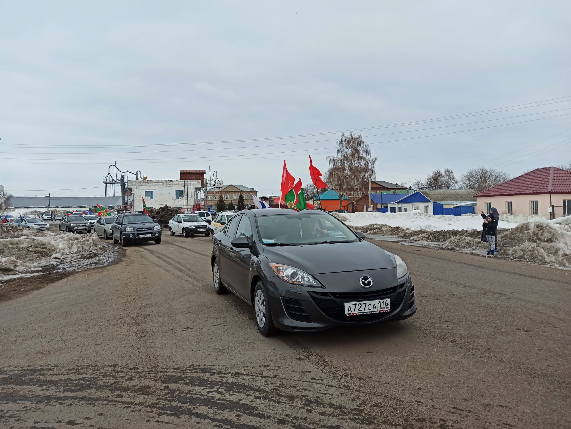 В Чистополе состоялся автопробег в поддержку российских военных (фоторепортаж)