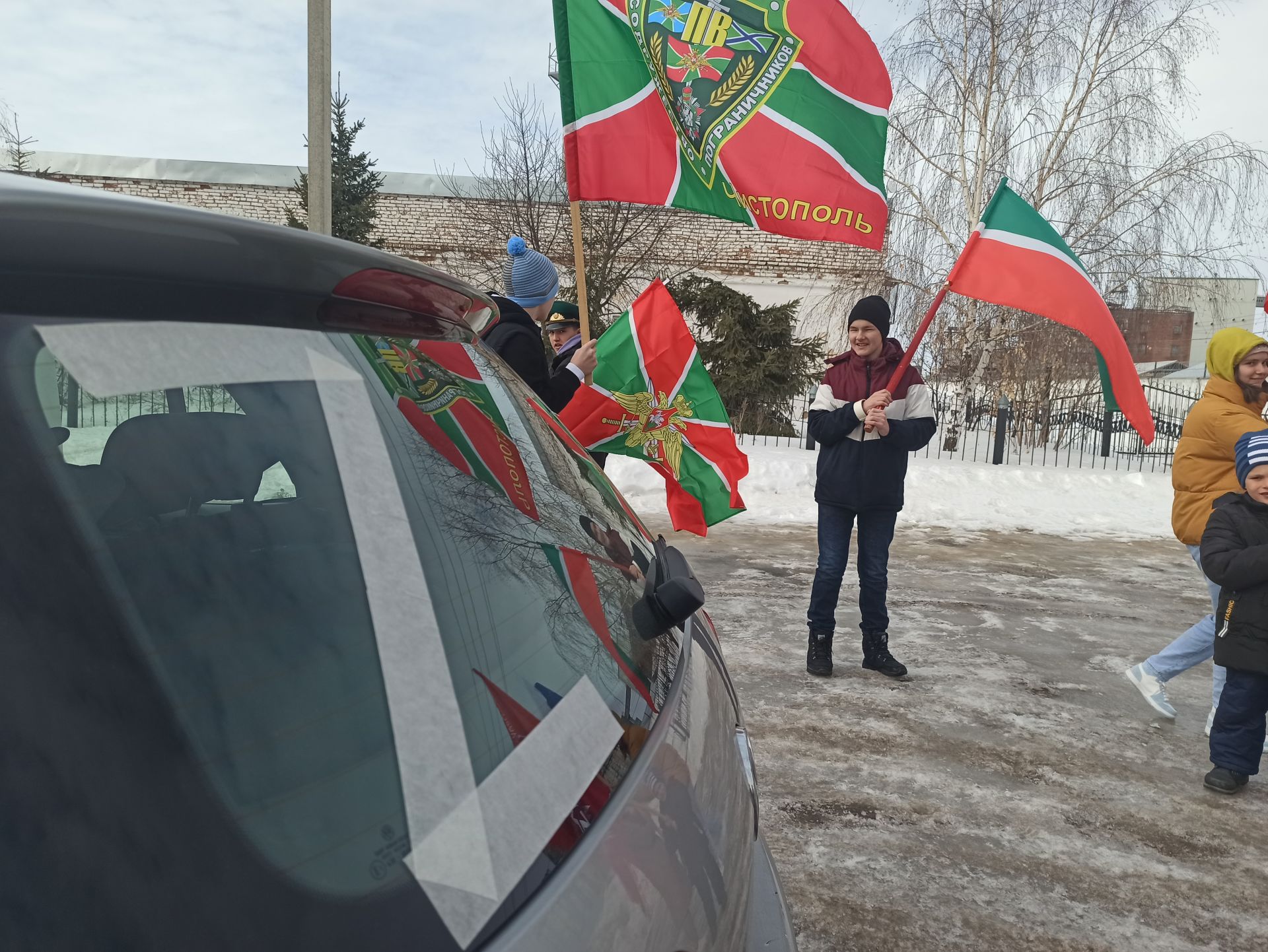 В Чистополе состоялся автопробег в поддержку российских военных (фоторепортаж)