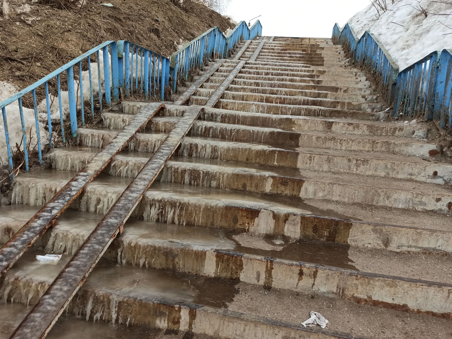 Чистопольцы жалуются на лужи и зловонья из-за протекающей канализации на одной из улиц города