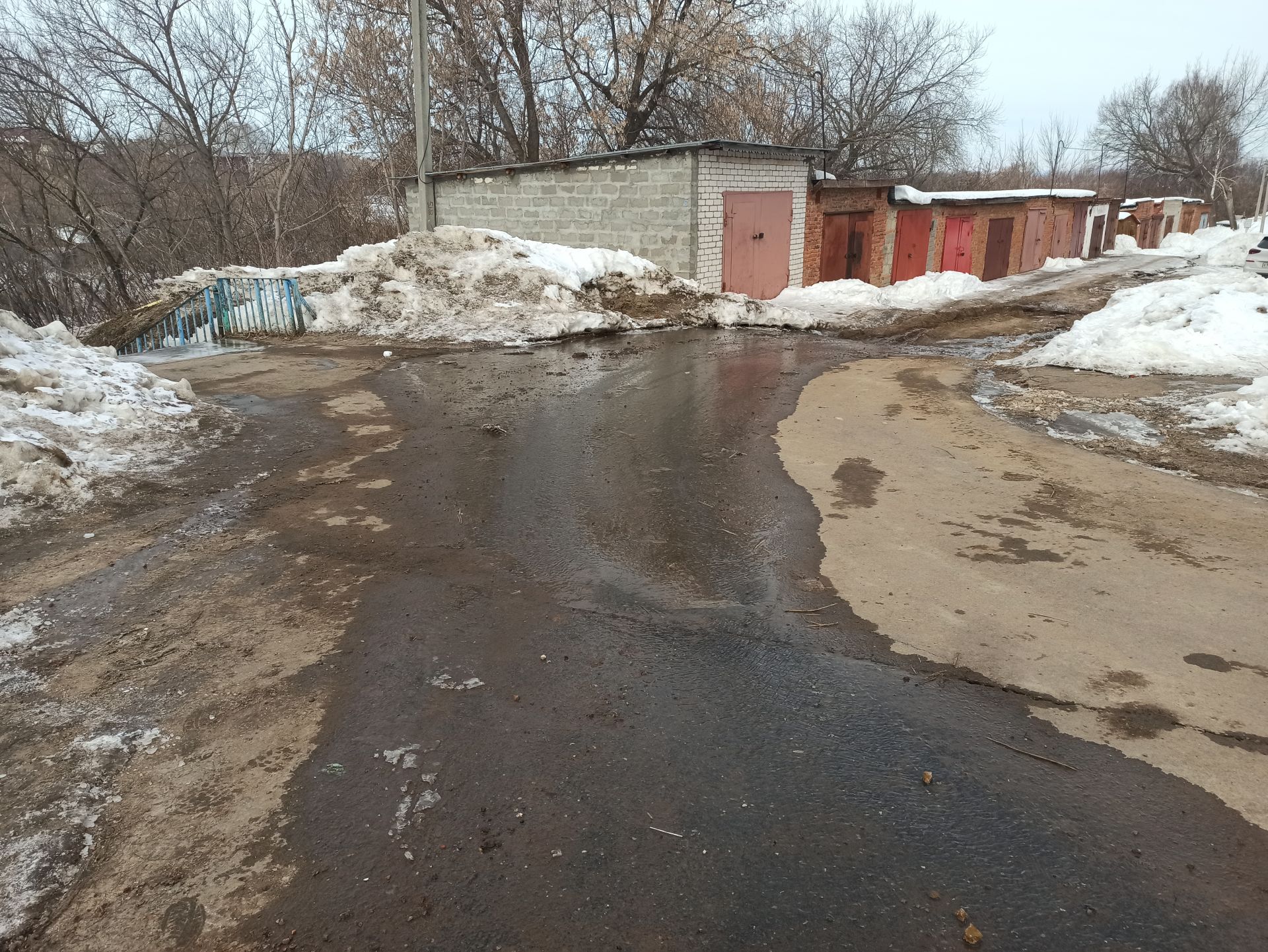 Чистопольцы жалуются на лужи и зловонья из-за протекающей канализации на одной из улиц города