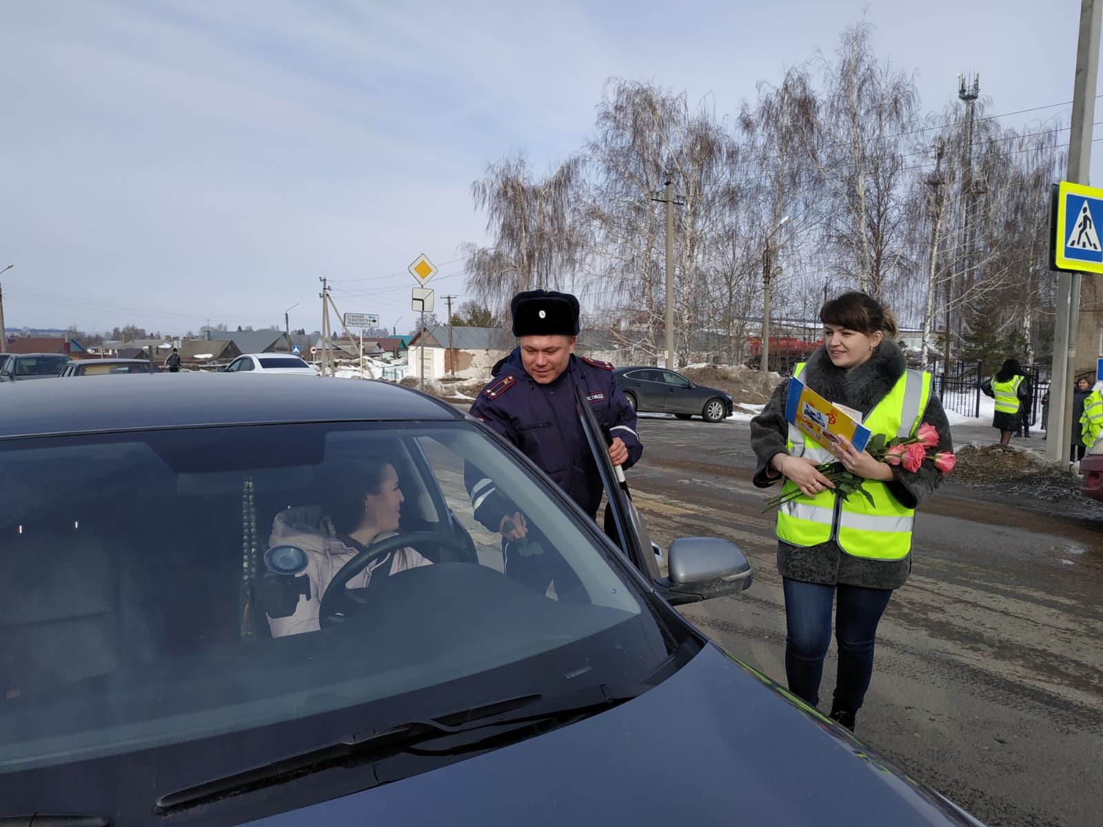 Женщины-водители принимали поздравления от сотрудников Чистопольской Госавтоинспекции