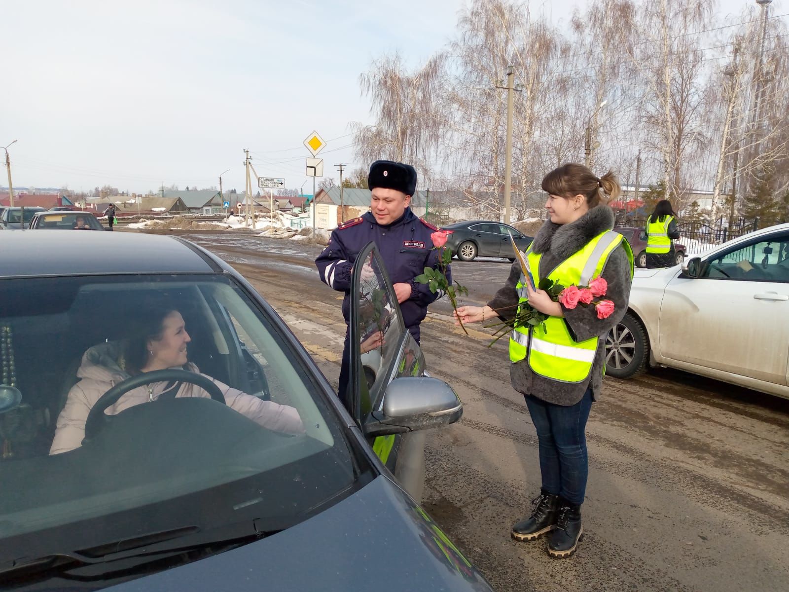 Женщины-водители принимали поздравления от сотрудников Чистопольской Госавтоинспекции