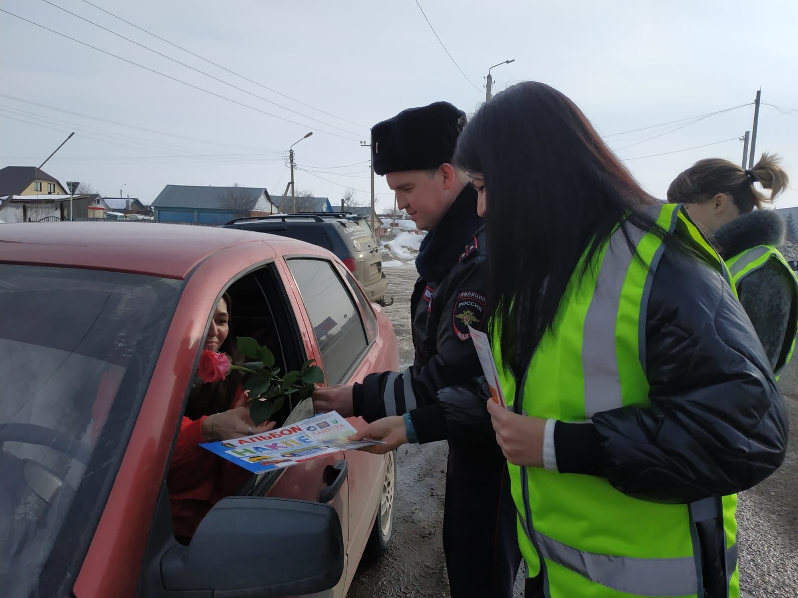 Женщины-водители принимали поздравления от сотрудников Чистопольской Госавтоинспекции