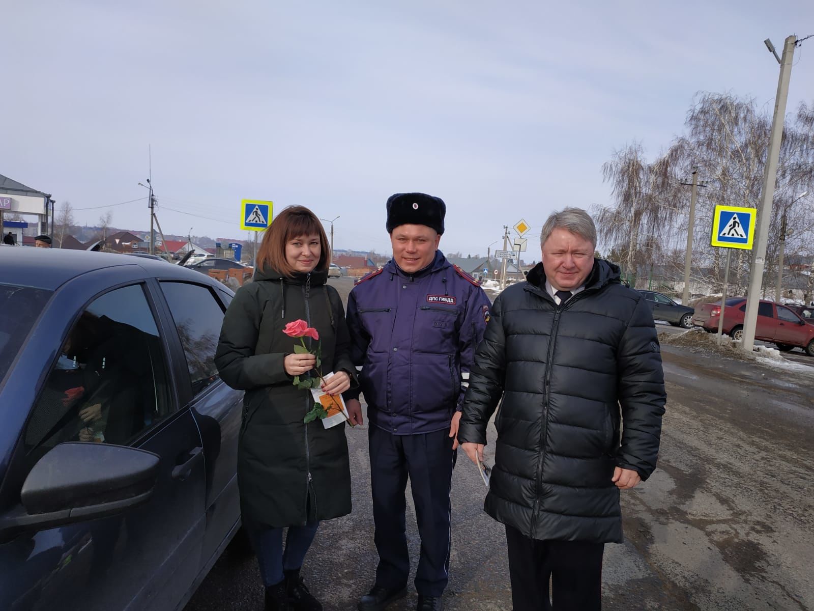 Женщины-водители принимали поздравления от сотрудников Чистопольской Госавтоинспекции