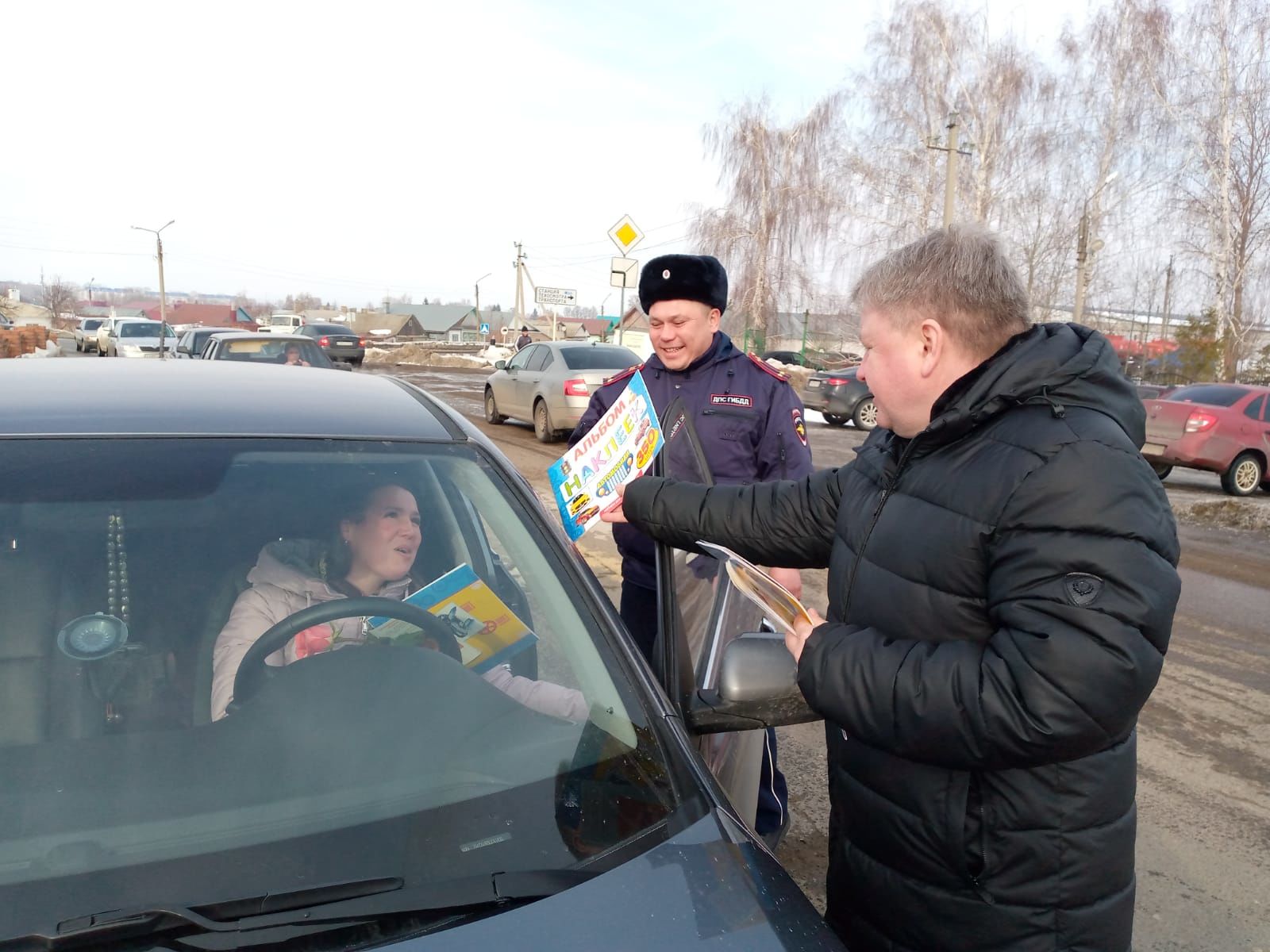 Женщины-водители принимали поздравления от сотрудников Чистопольской Госавтоинспекции