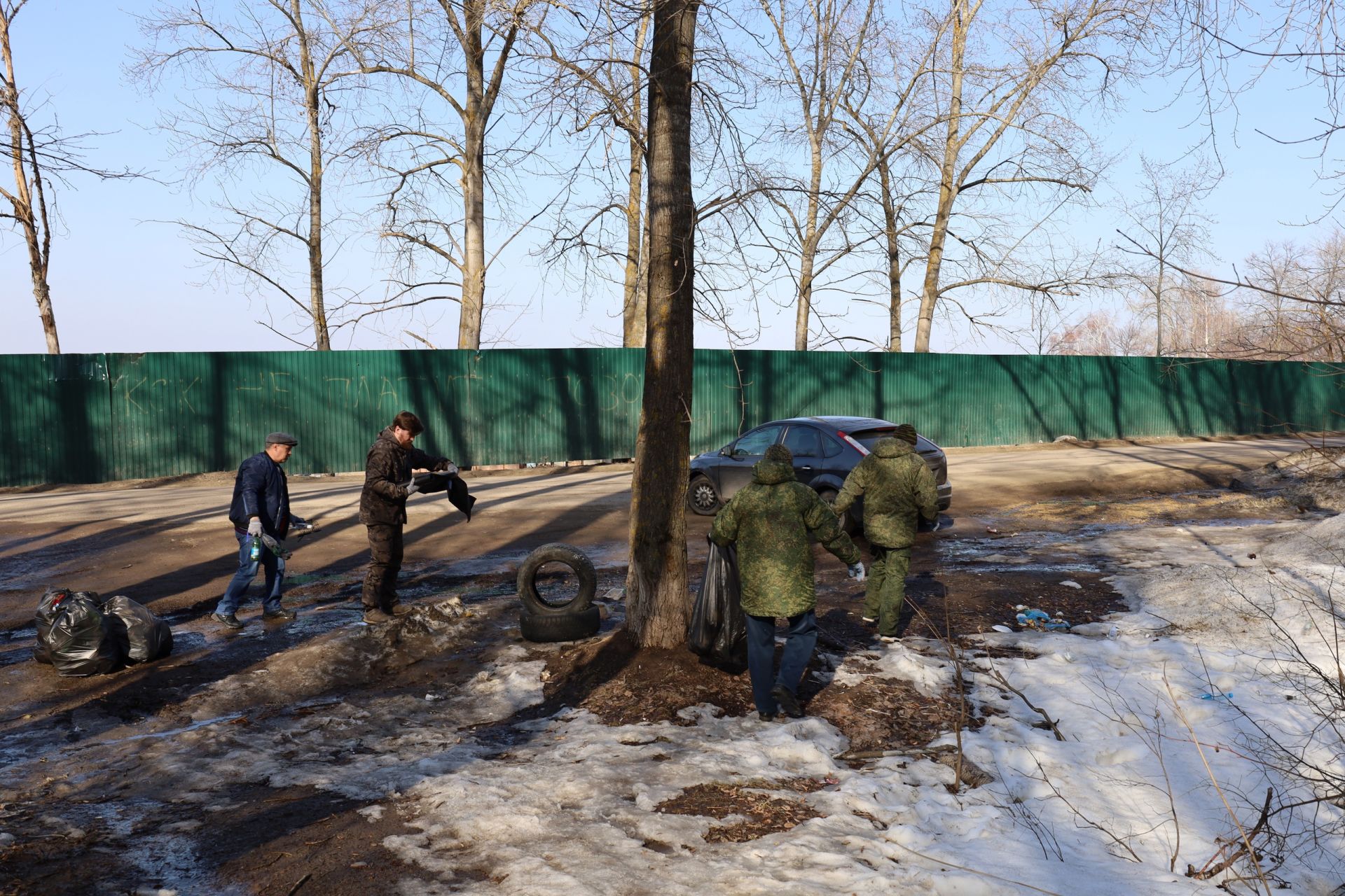 Священнослужители и сотрудники Чистопольского благочиния участвовали в уборке родника