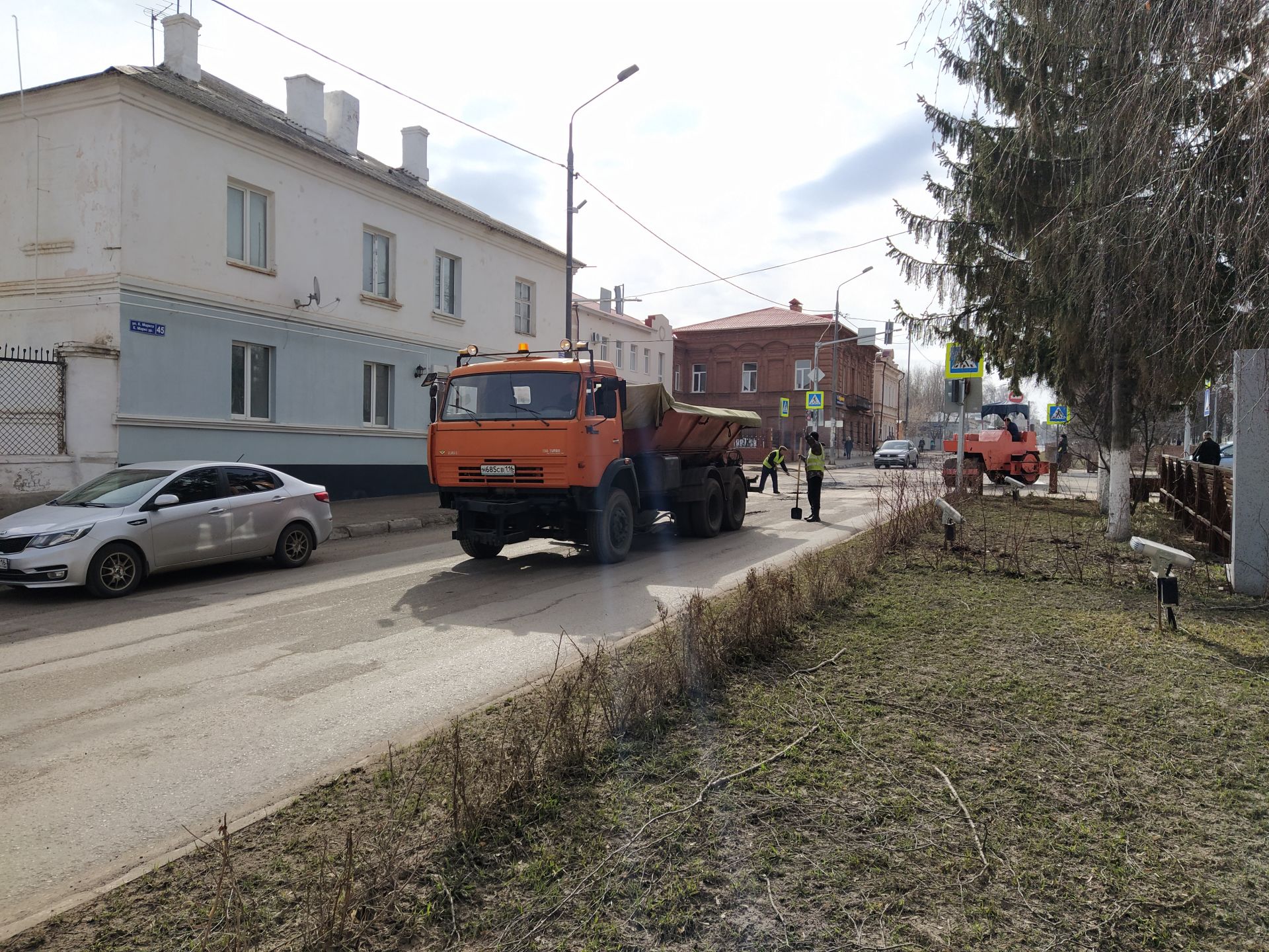 В Чистополе начался ямочный ремонт дорог