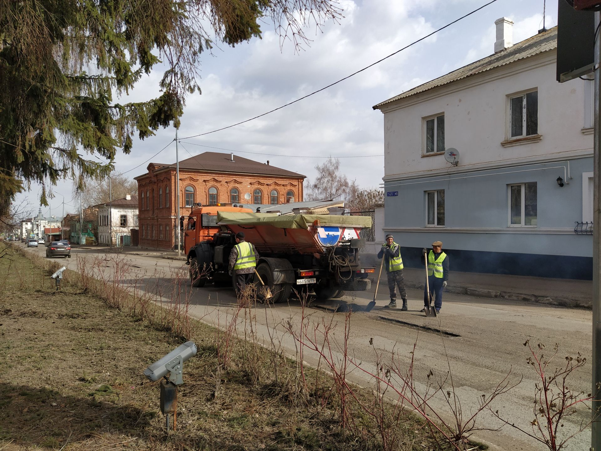 В Чистополе начали благоустраивать дороги и тротуары