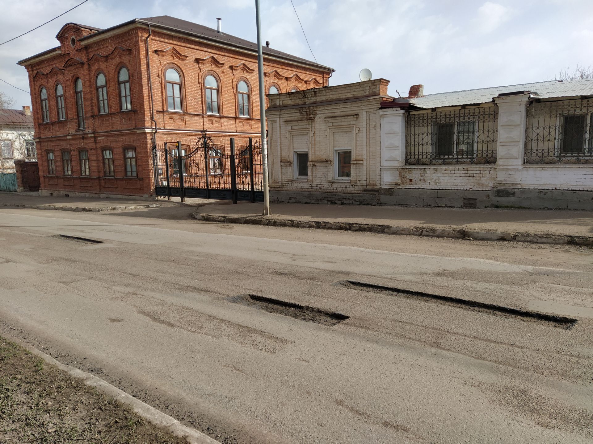 В Чистополе начали благоустраивать дороги и тротуары