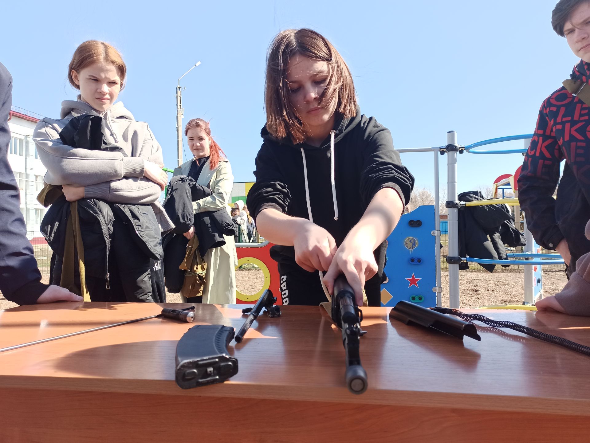 Чистопольские школьники боролись за победу в военно-спортивной игре «Зарница-2022» (Фоторепортаж)