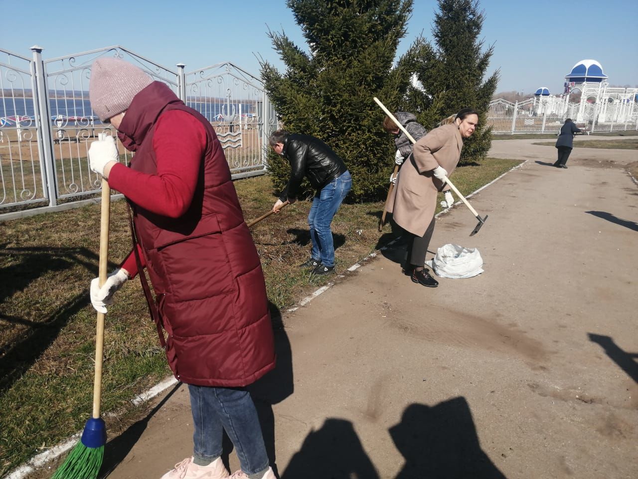 Школьники, студенты, сотрудники предприятий и организаций присоединились к Всероссийскому субботнику